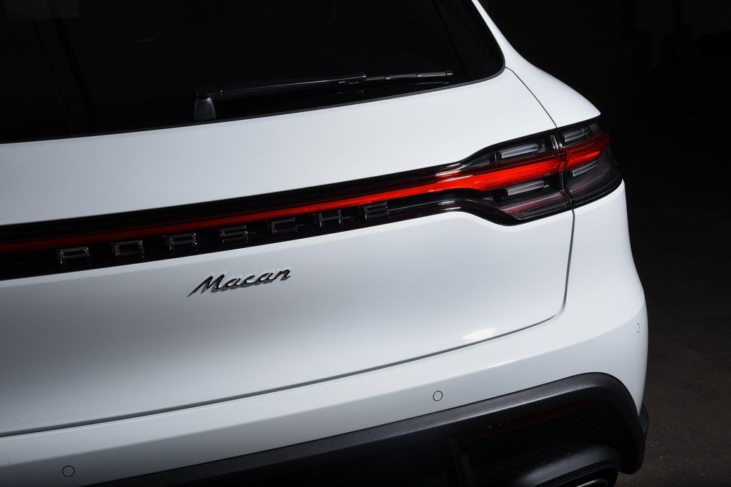 2025 Porsche Macan T - Photo 12