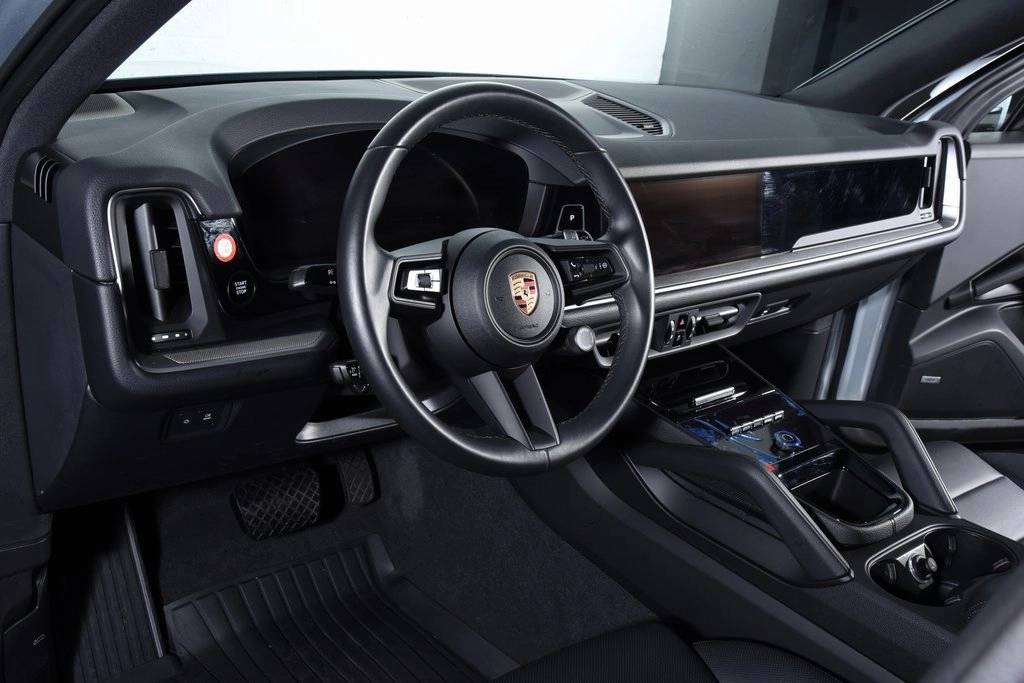 2025 Porsche Cayenne photo 3