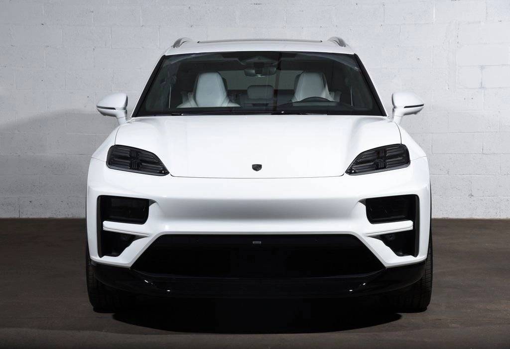 2025 Porsche Macan Turbo Electric - Photo 10