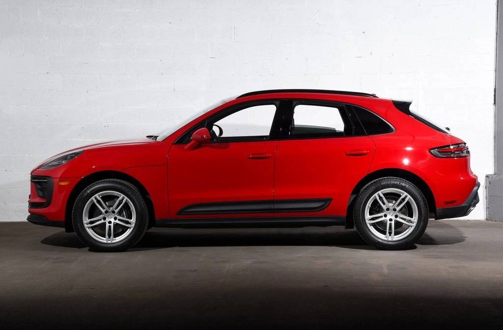 2025 Porsche Macan T photo 2