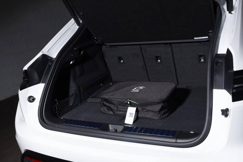 2025 Porsche Macan Turbo Electric - Photo 41