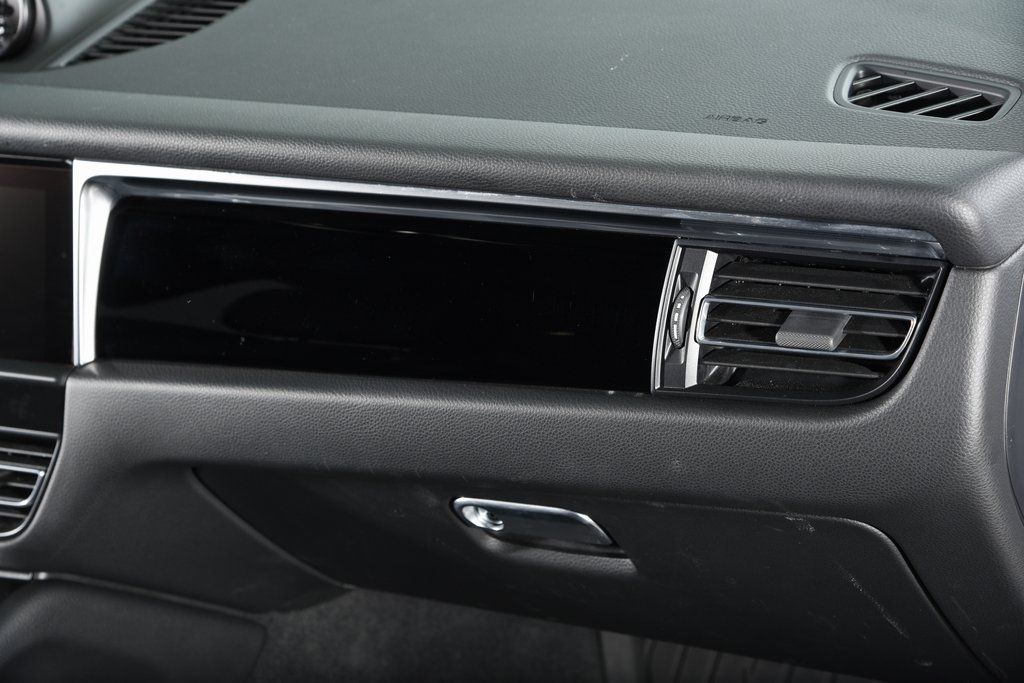 2025 Porsche Macan T - Photo 20