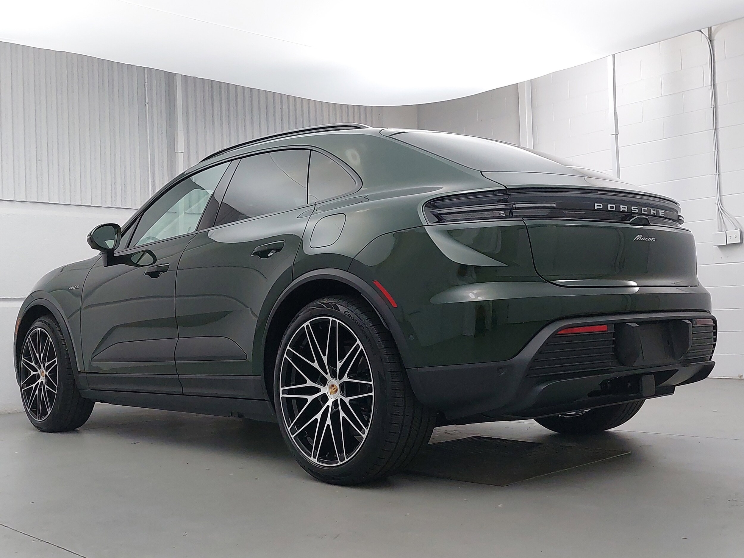 2025 Porsche Macan Electric photo 3