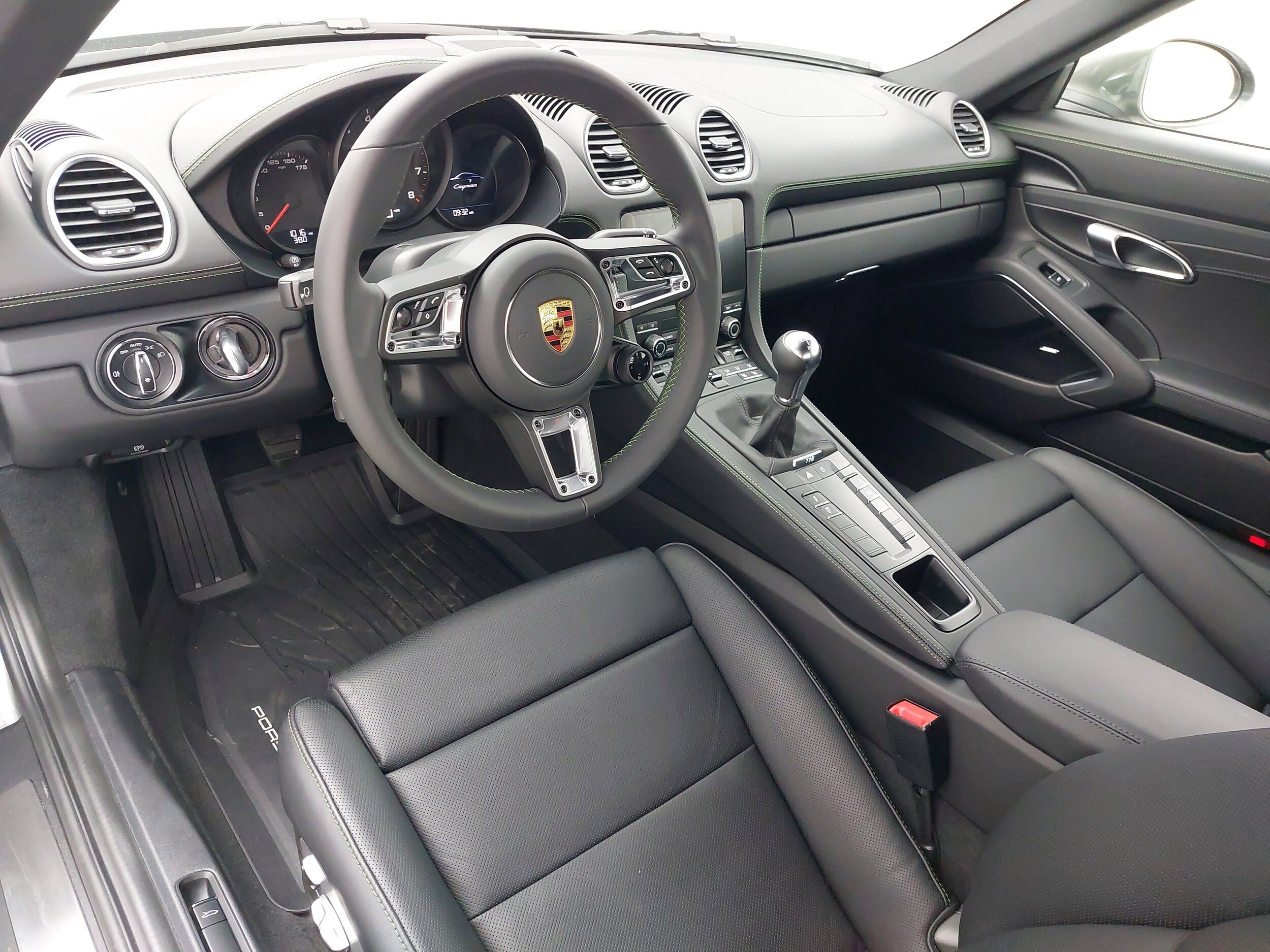2024 Porsche Cayman Base photo 4