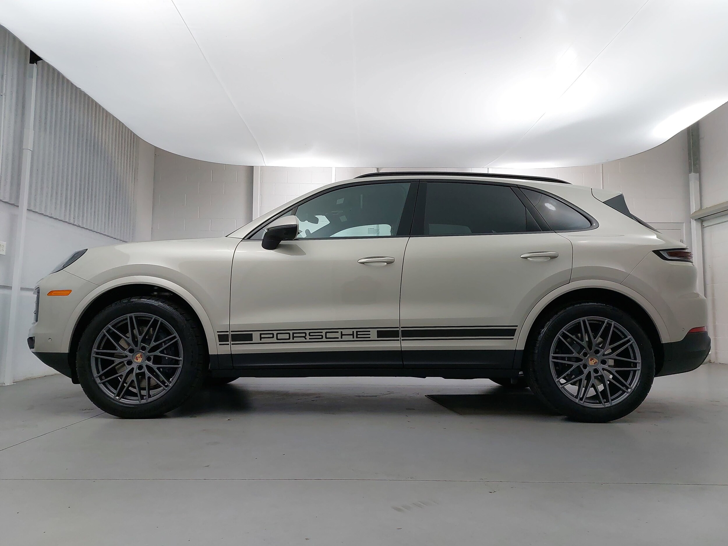 2026 Porsche Cayenne photo 2