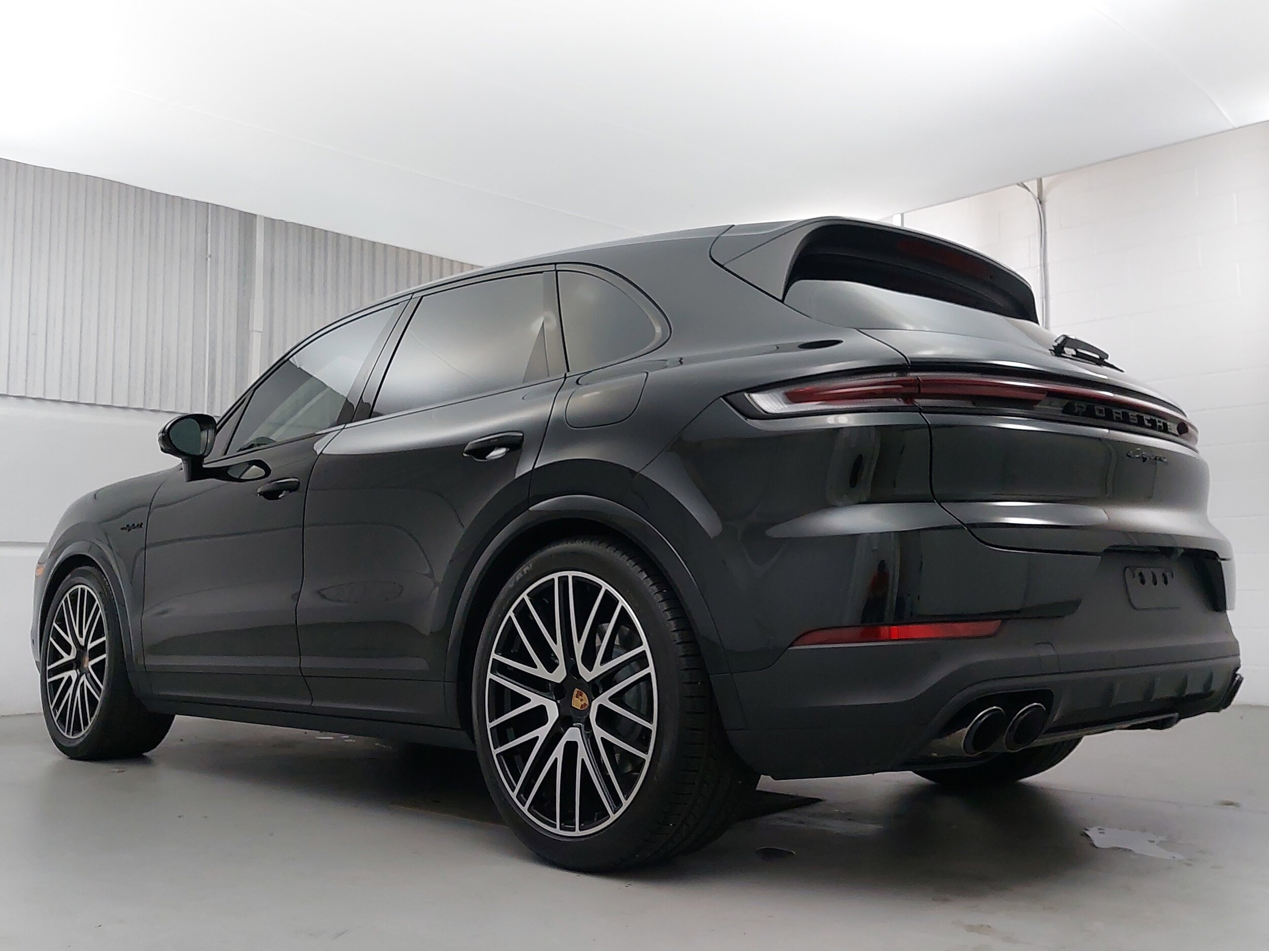 2025 Porsche Cayenne E-Hybrid photo 3