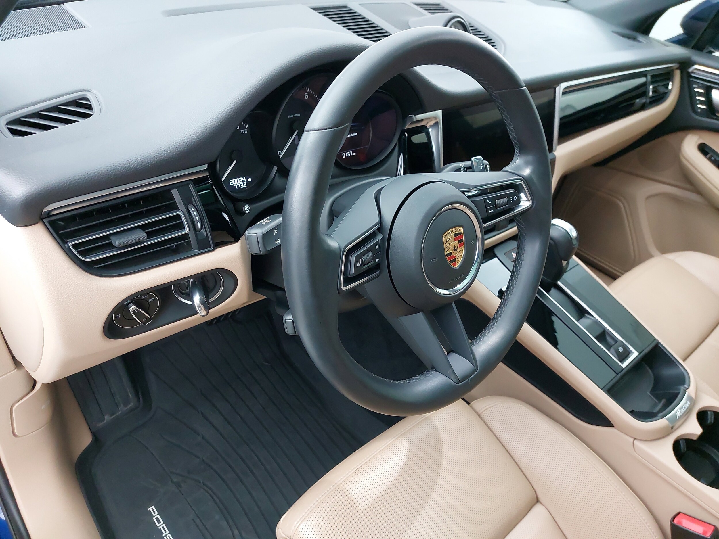 2024 Porsche Macan T photo 4