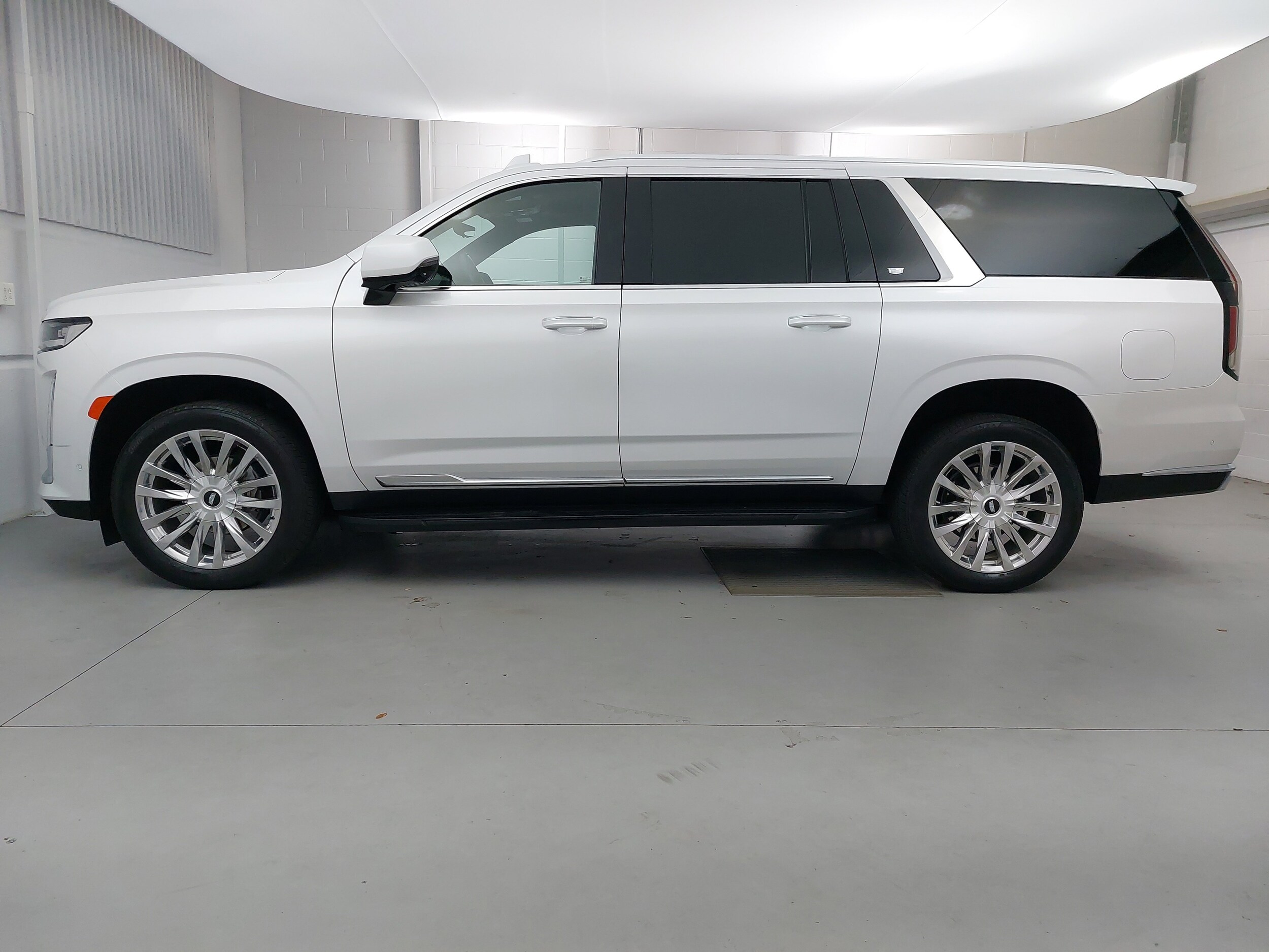 2023 Cadillac Escalade ESV Premium Luxury photo 2