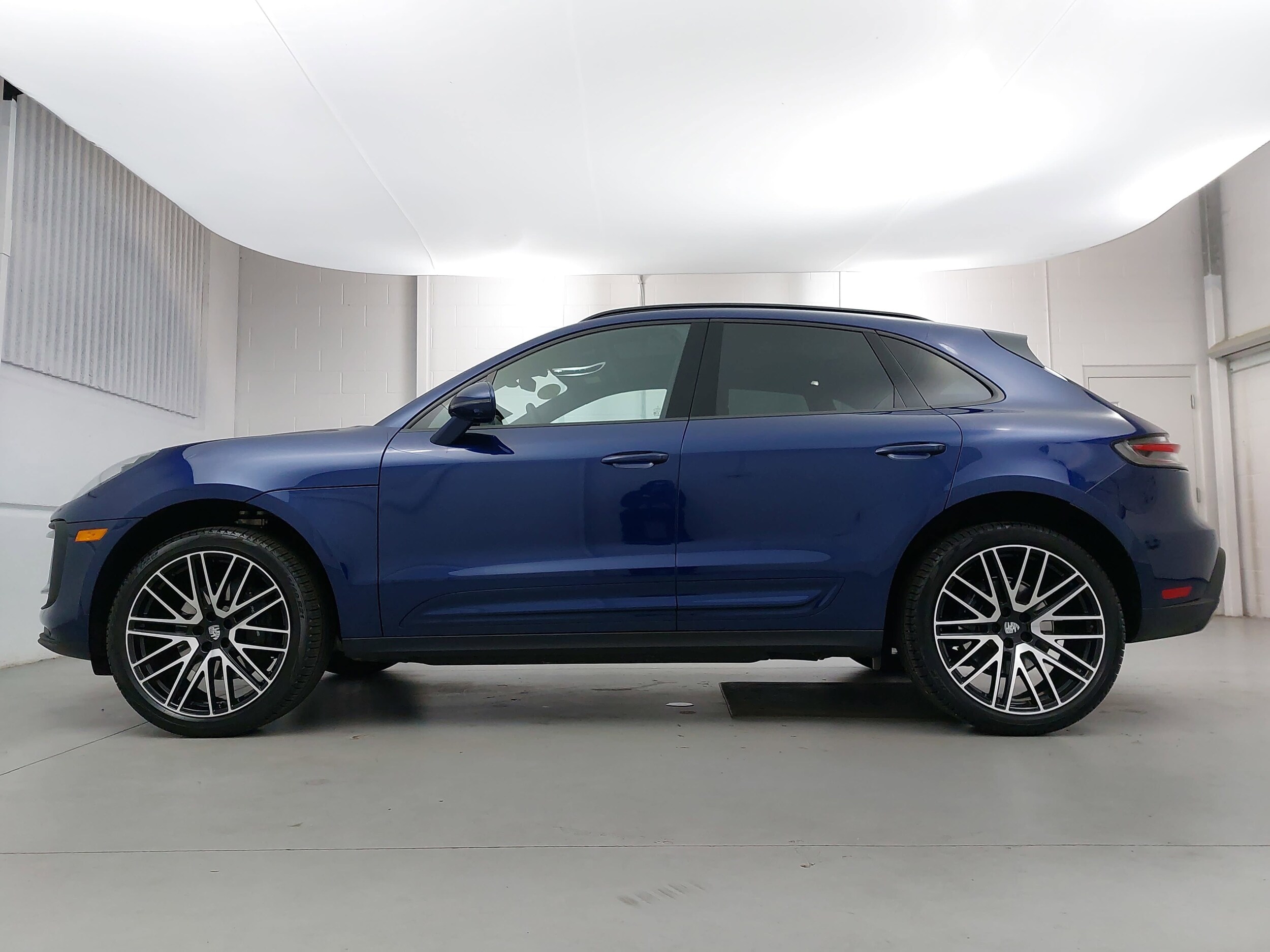 2025 Porsche Macan T photo 2