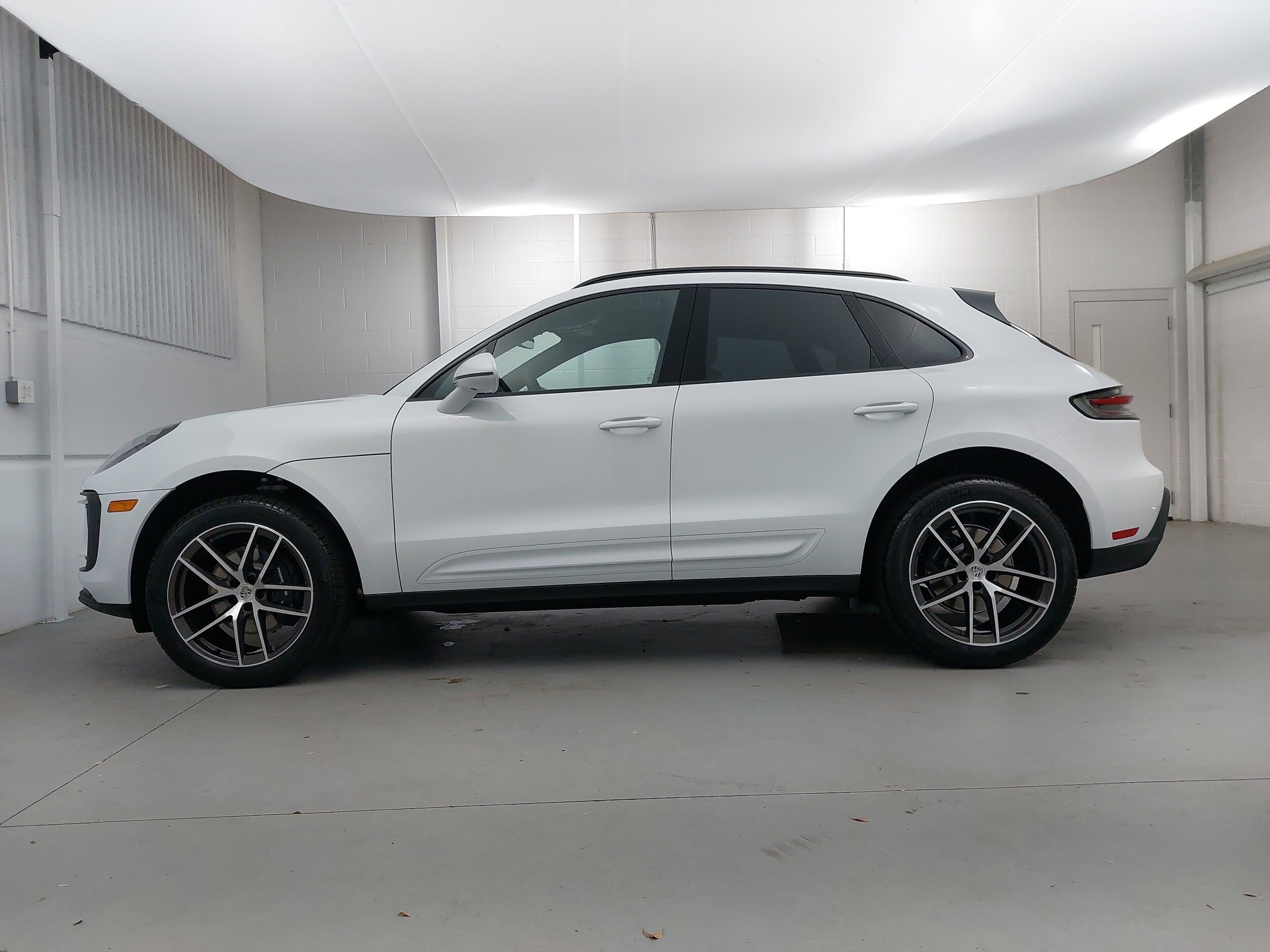 2026 Porsche Macan T photo 2