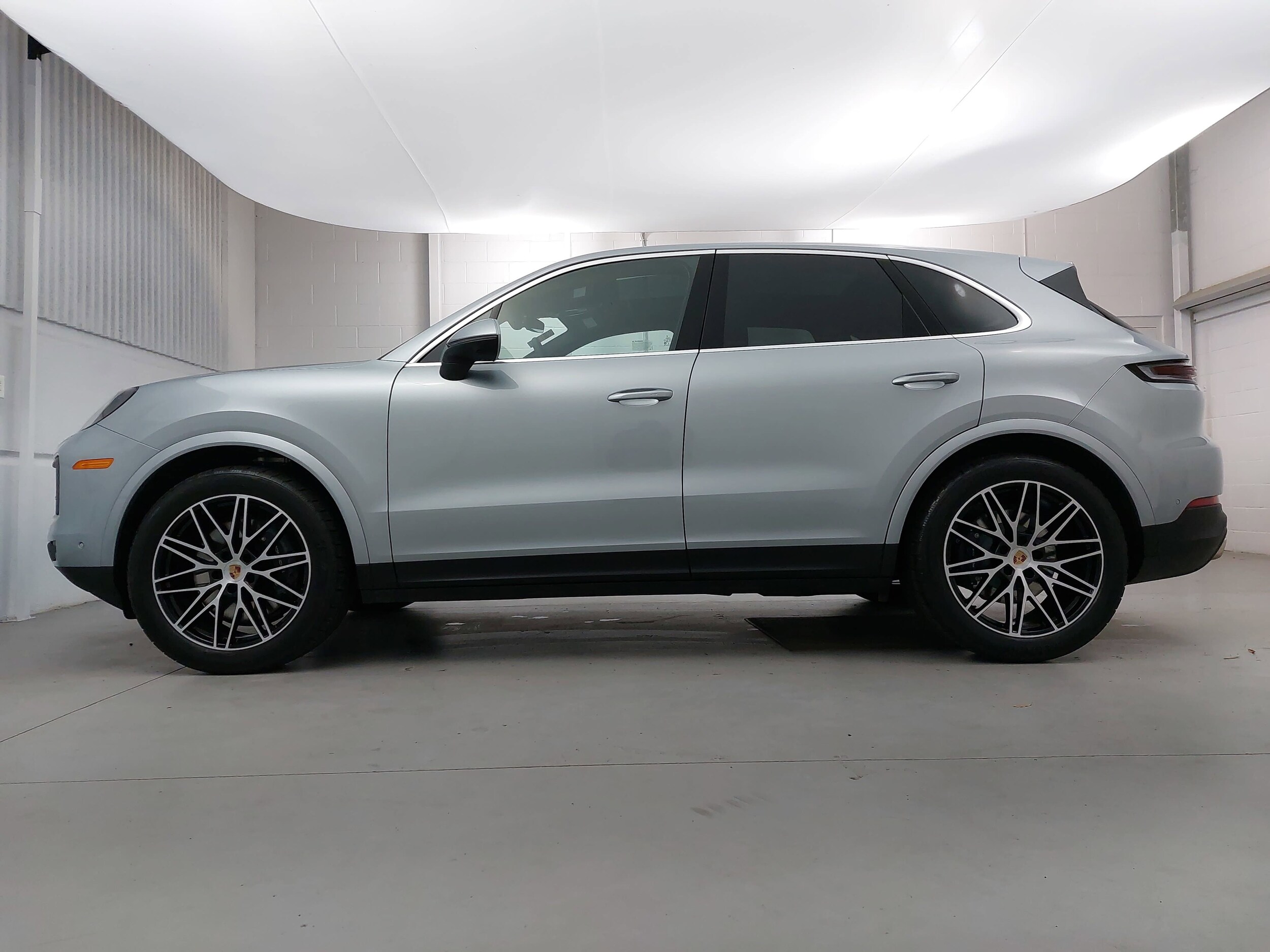2025 Porsche Cayenne photo 2