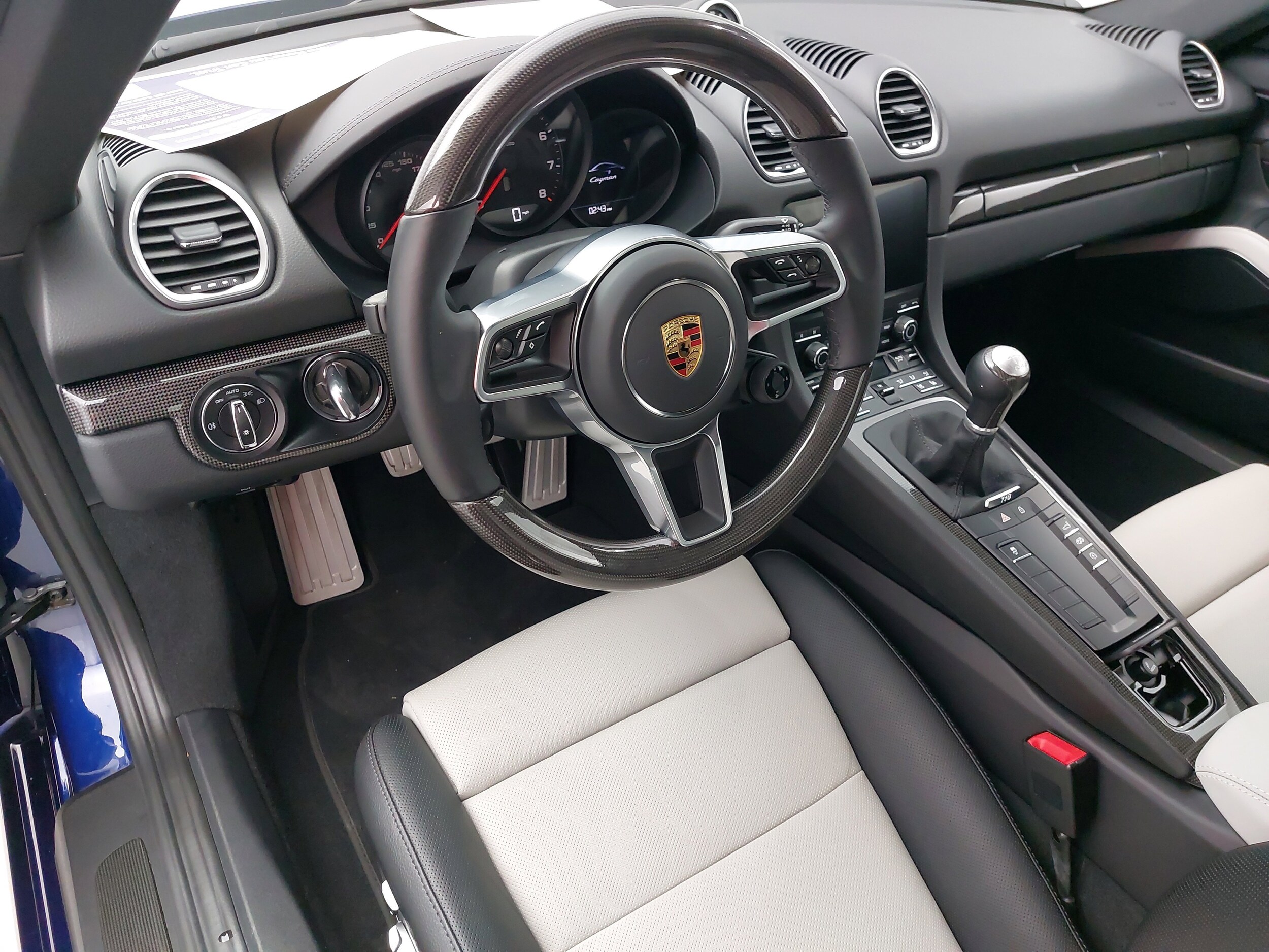 2024 Porsche Cayman photo 3