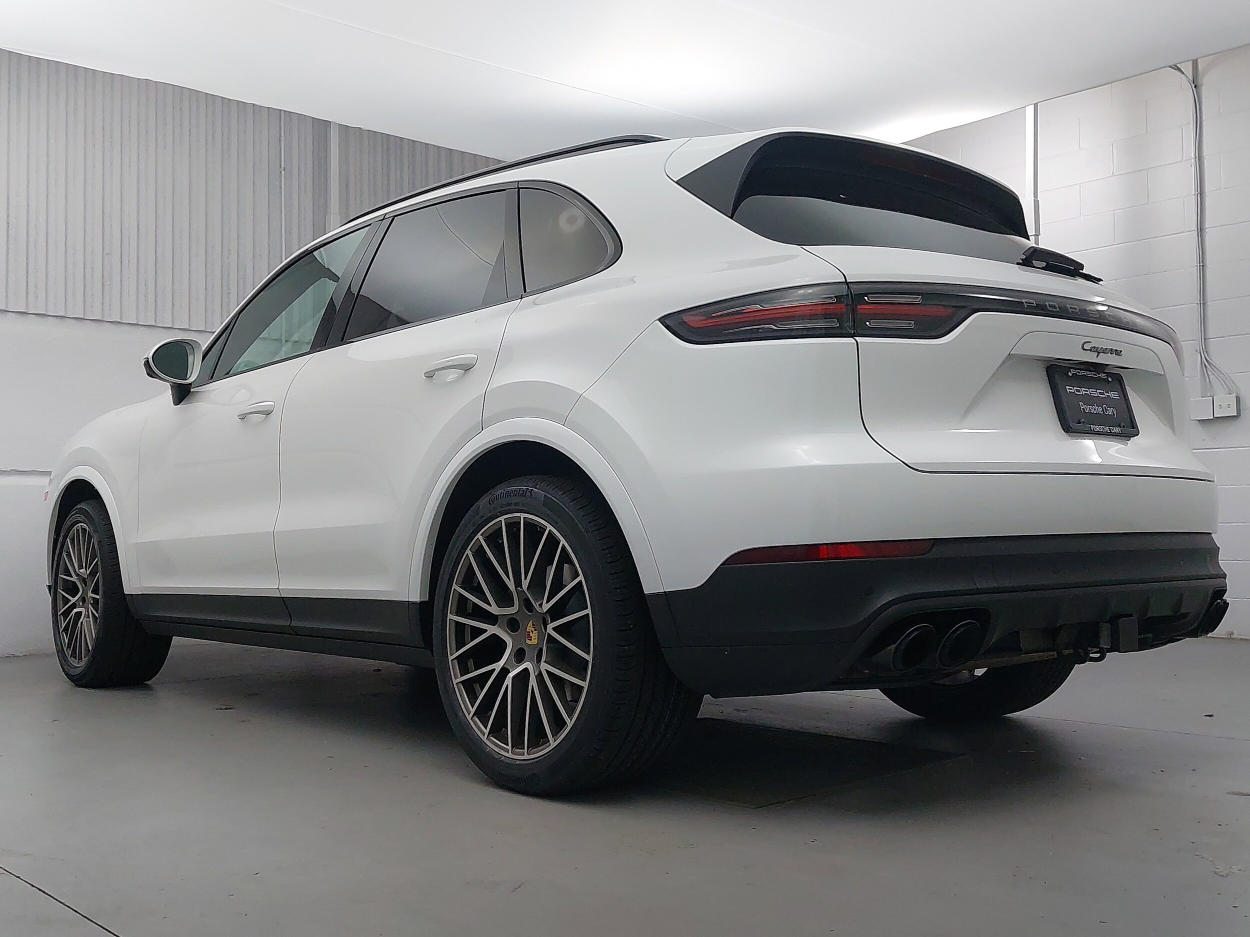 2023 Porsche Cayenne Platinum Edition photo 3