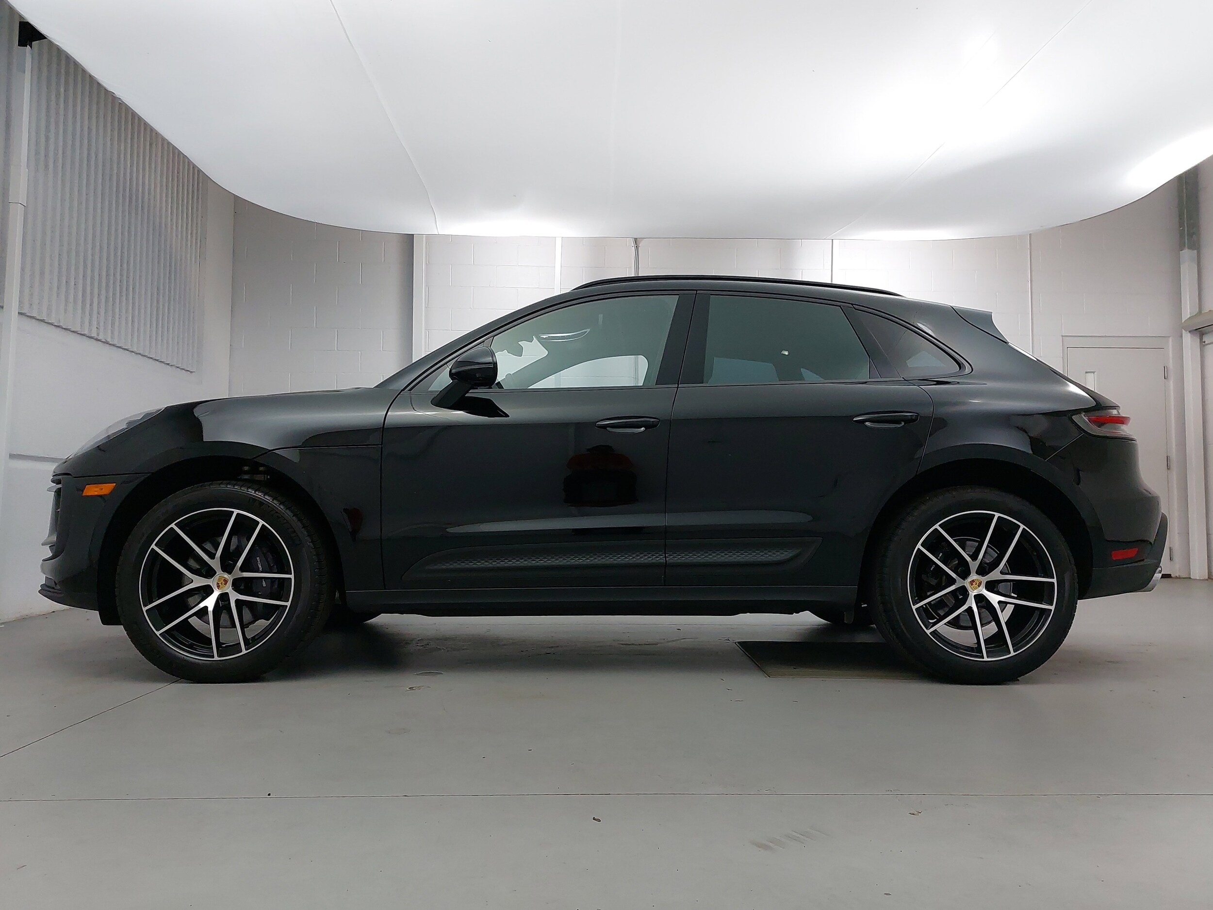 2023 Porsche Macan photo 2