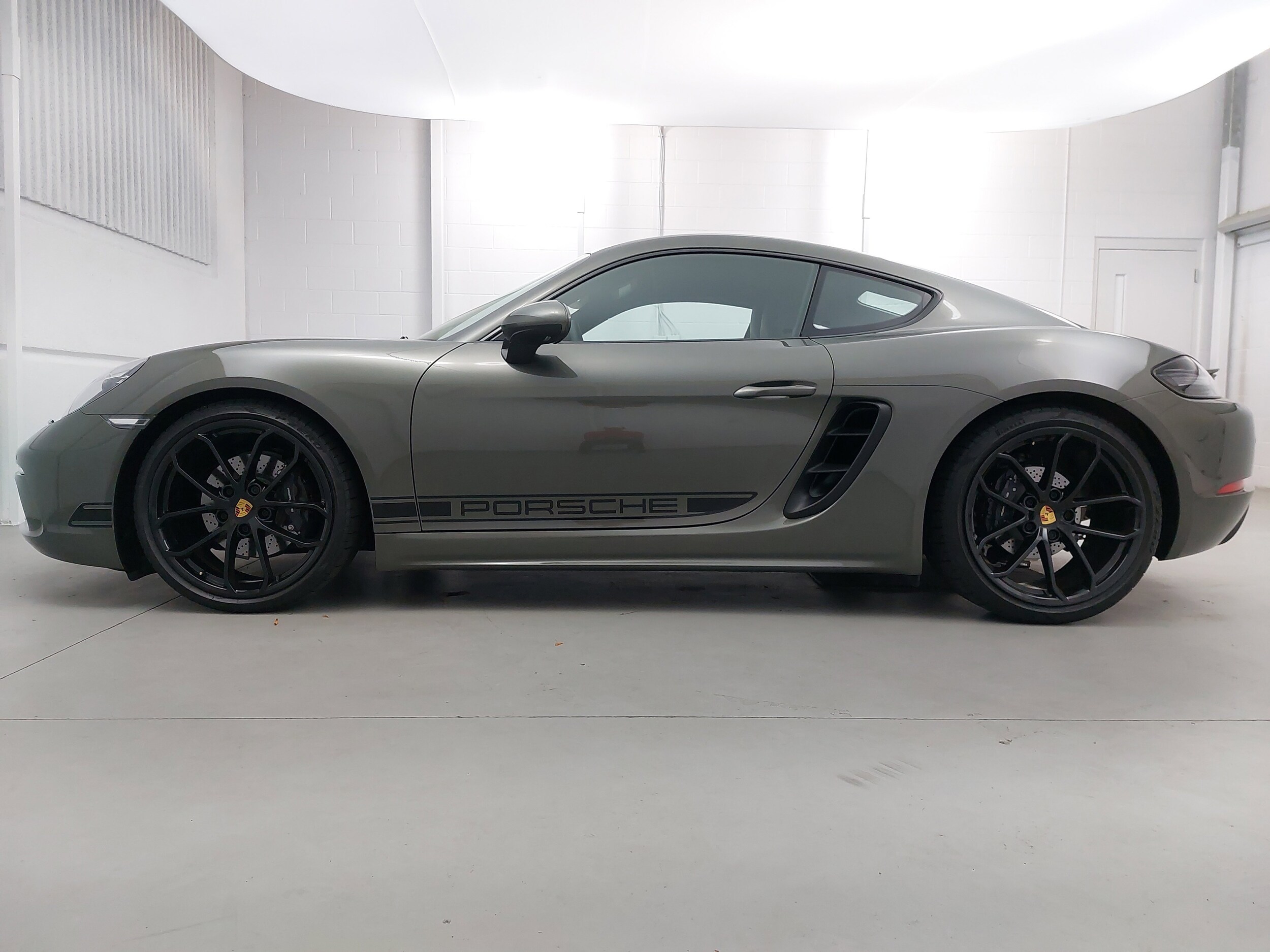 2024 Porsche Cayman Base photo 2