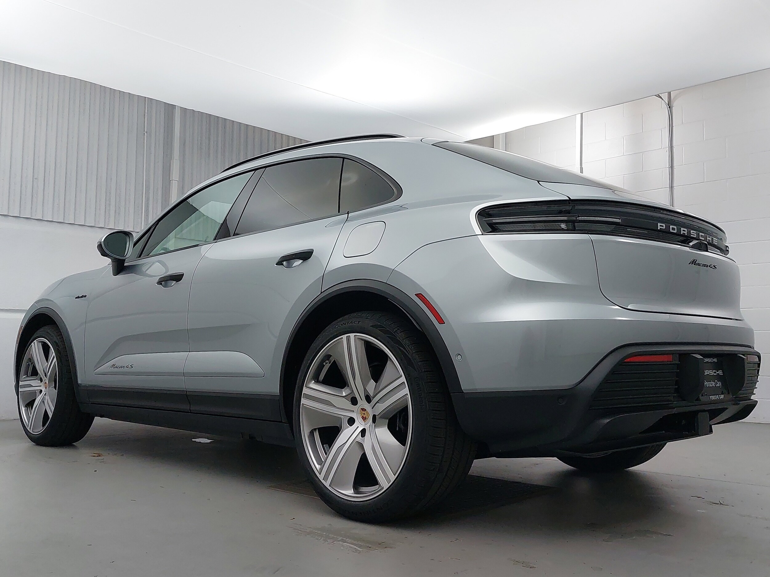 2025 Porsche Macan Electric photo 3