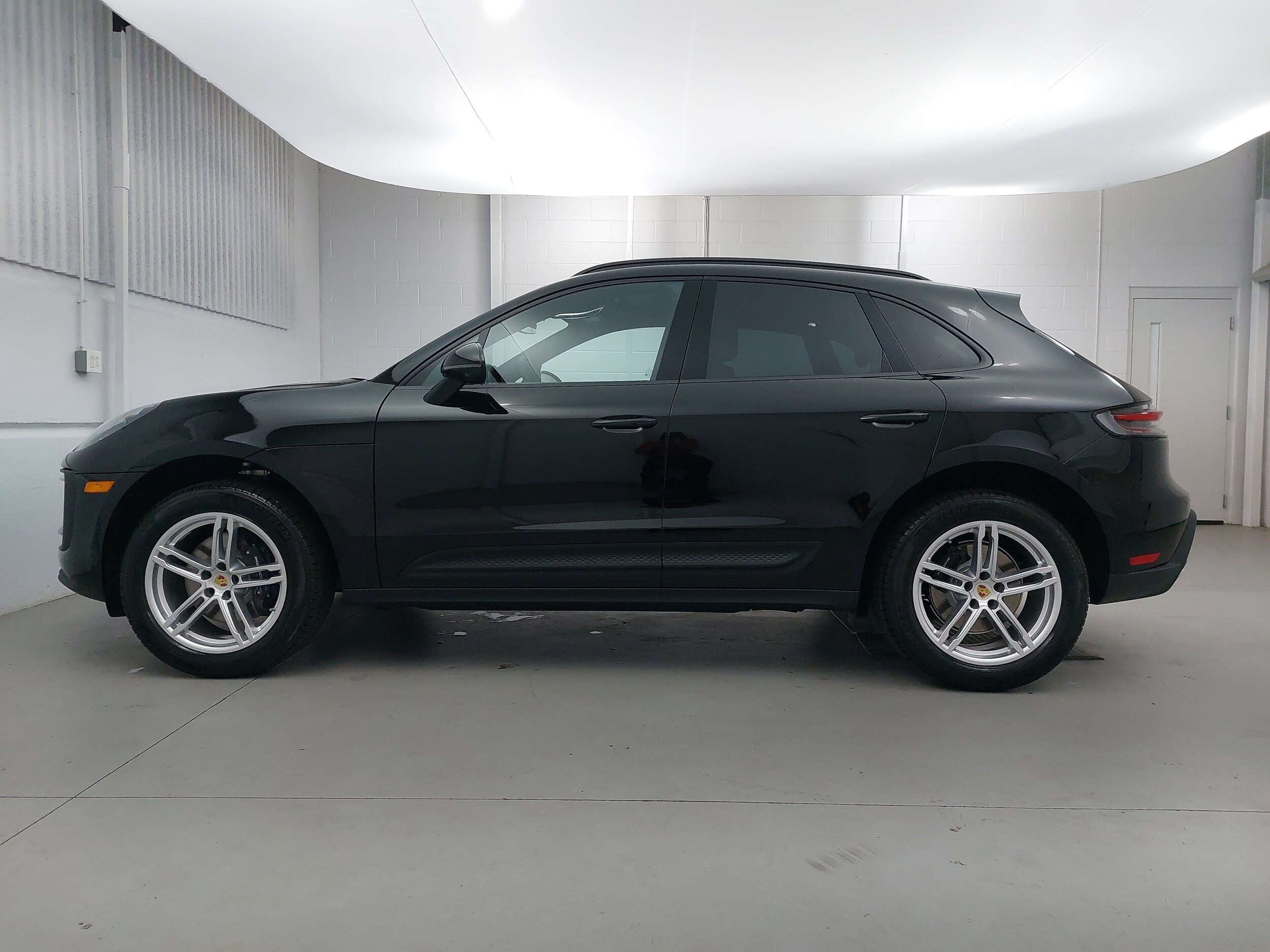 2025 Porsche Macan T photo 2
