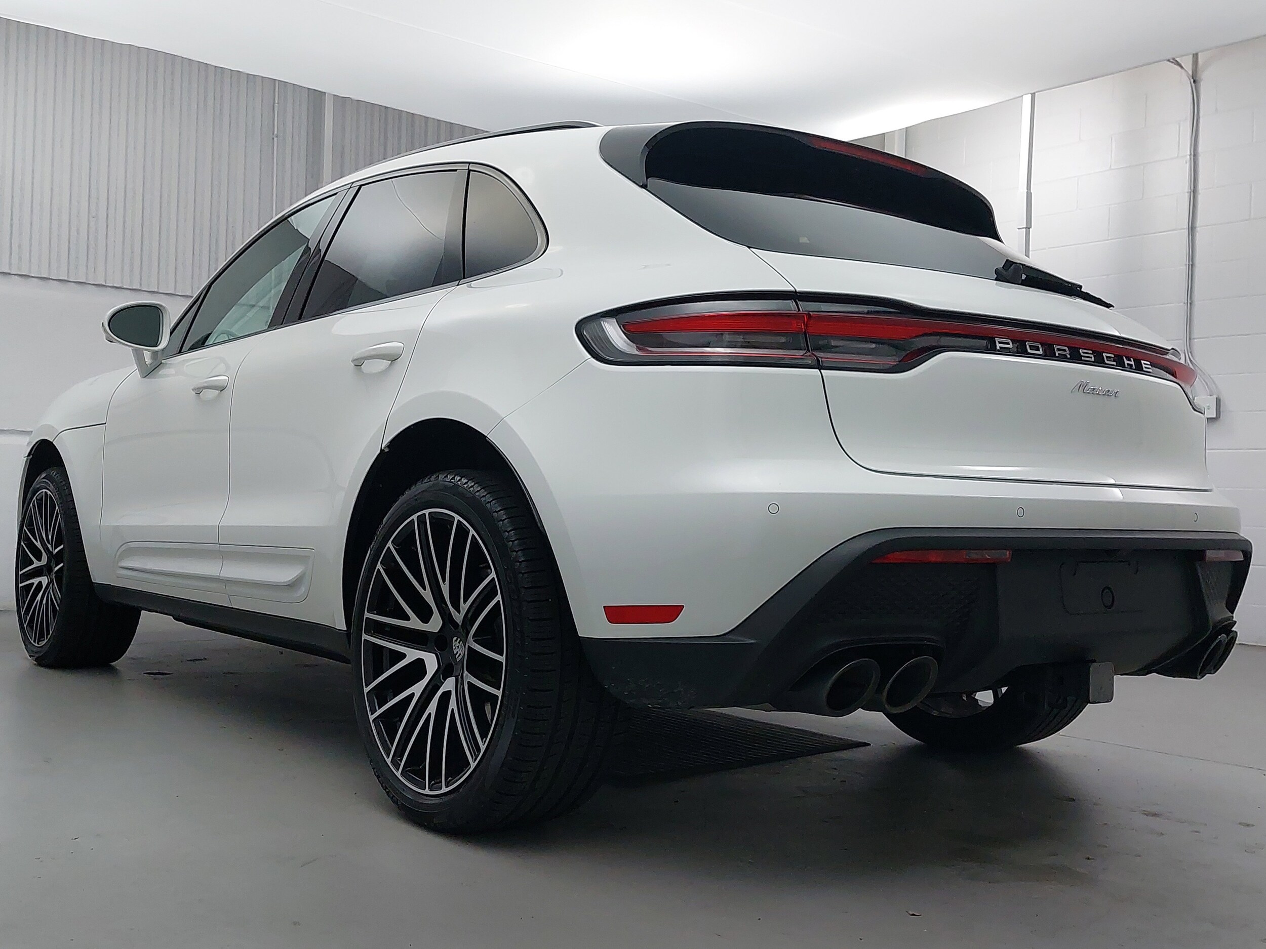 2025 Porsche Macan T photo 3