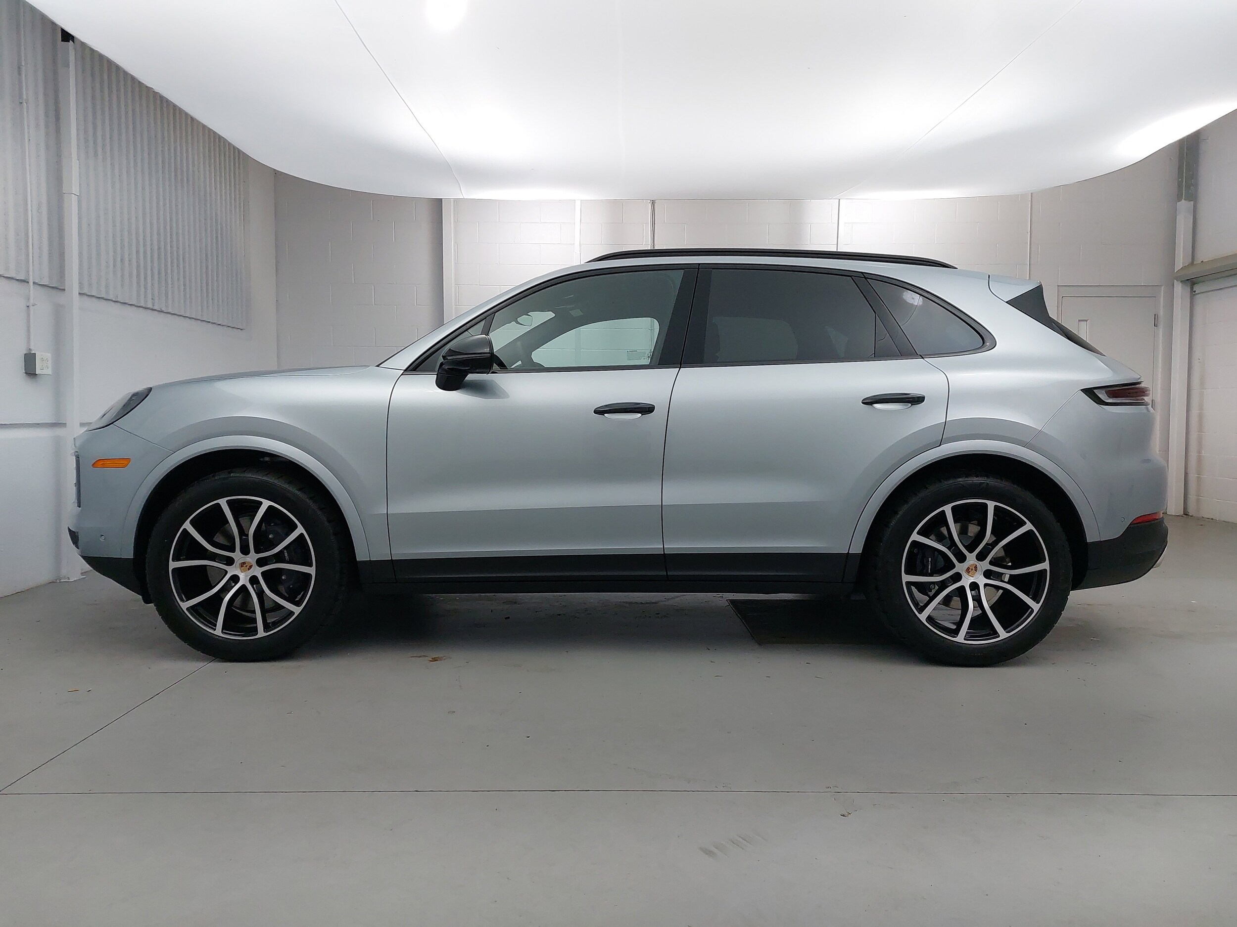 2026 Porsche Cayenne photo 2