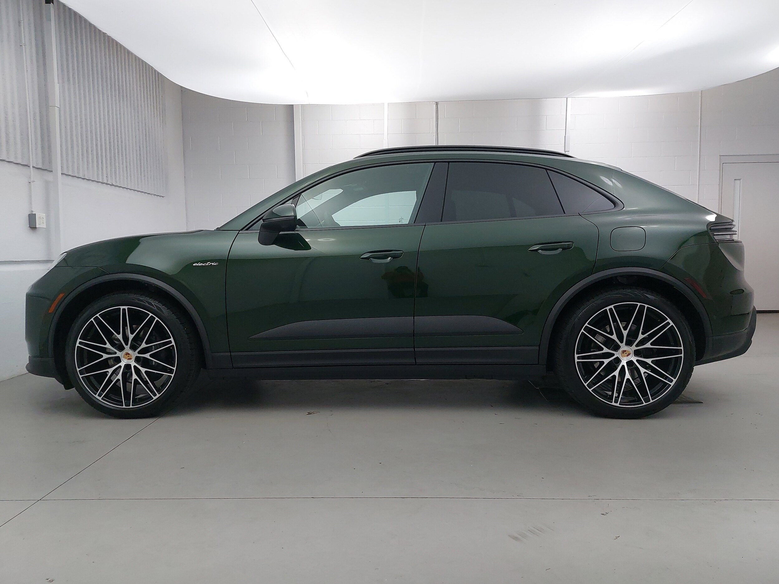 2025 Porsche Macan Electric photo 2