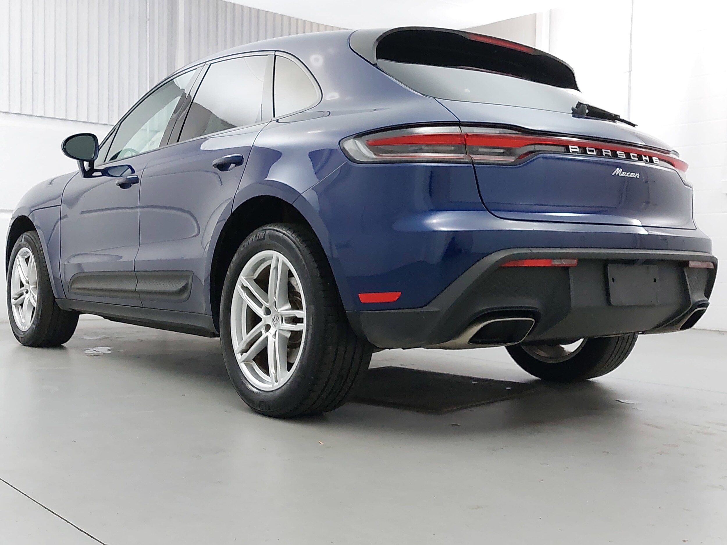 2023 Porsche Macan T photo 3
