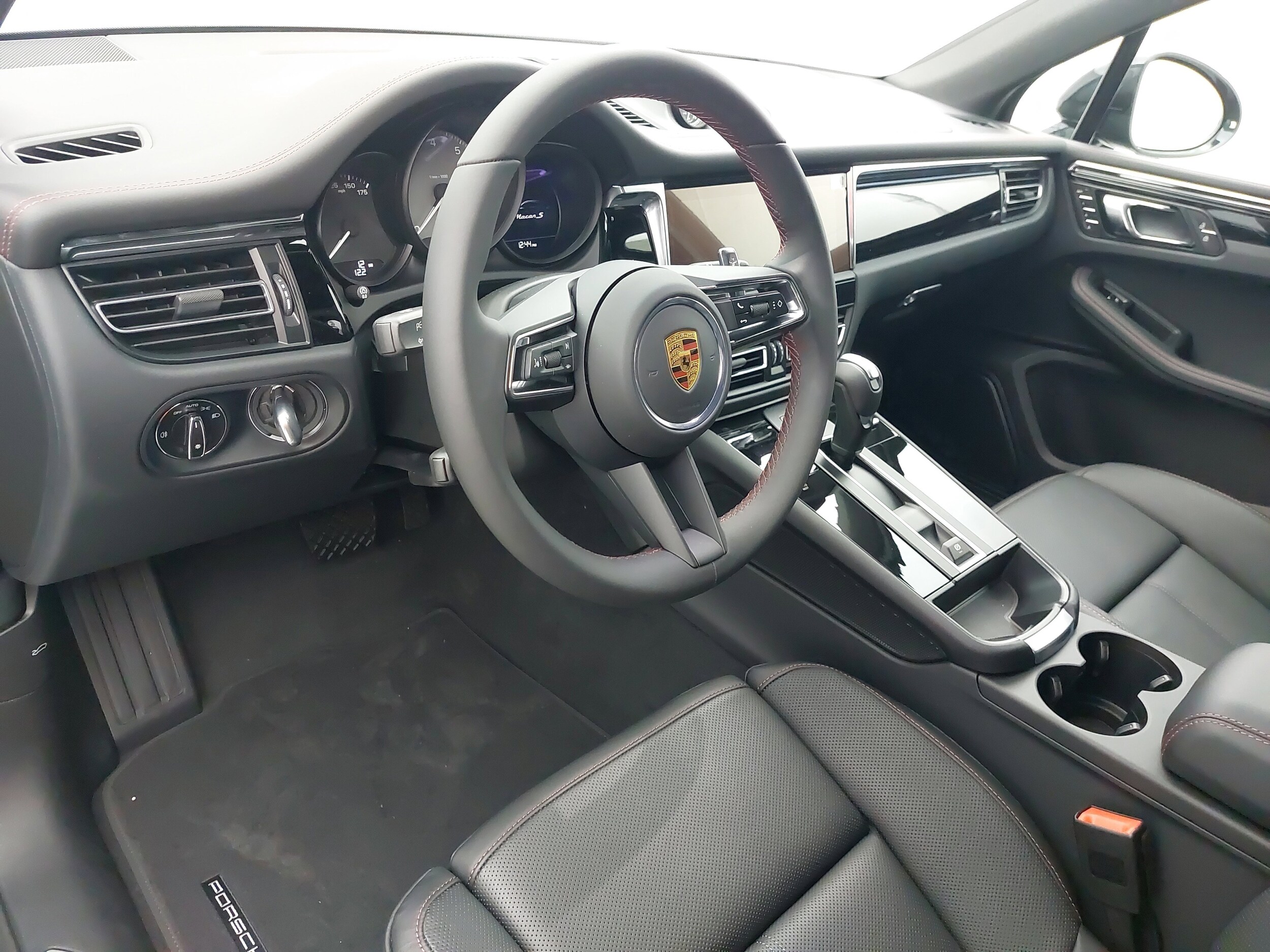 2025 Porsche Macan S photo 4