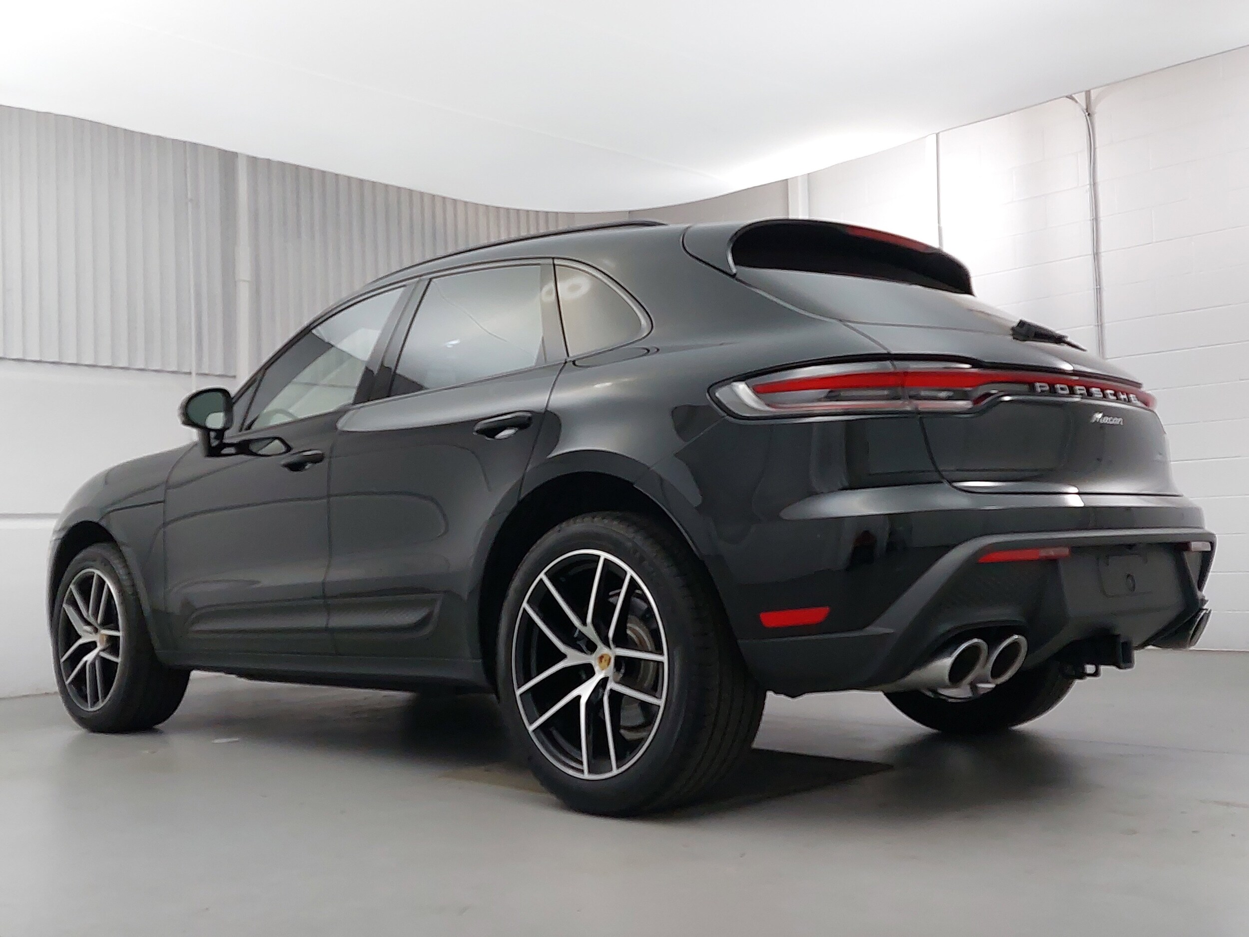 2023 Porsche Macan photo 3