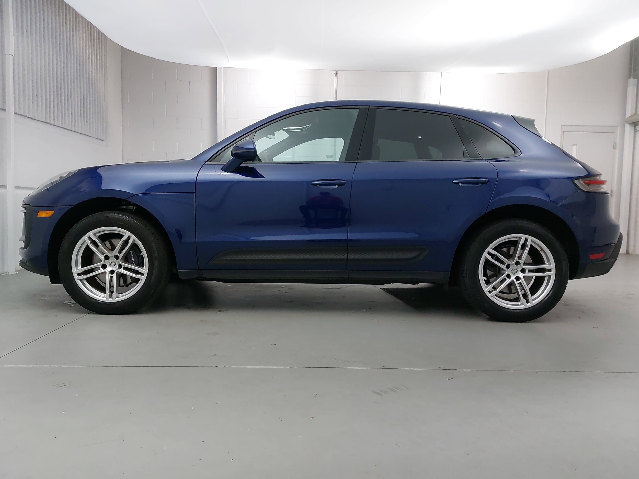 2023 Porsche Macan T photo 2