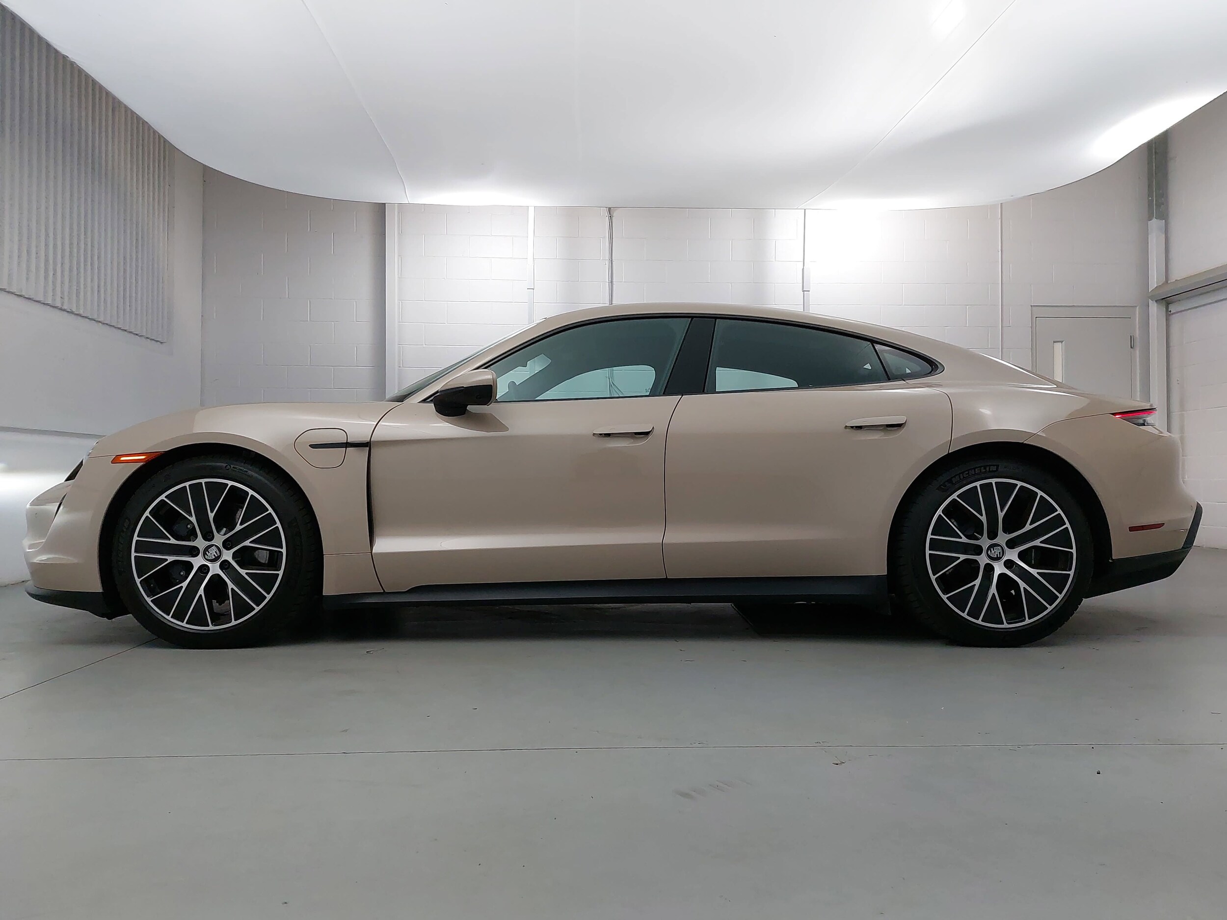 2023 Porsche Taycan photo 2