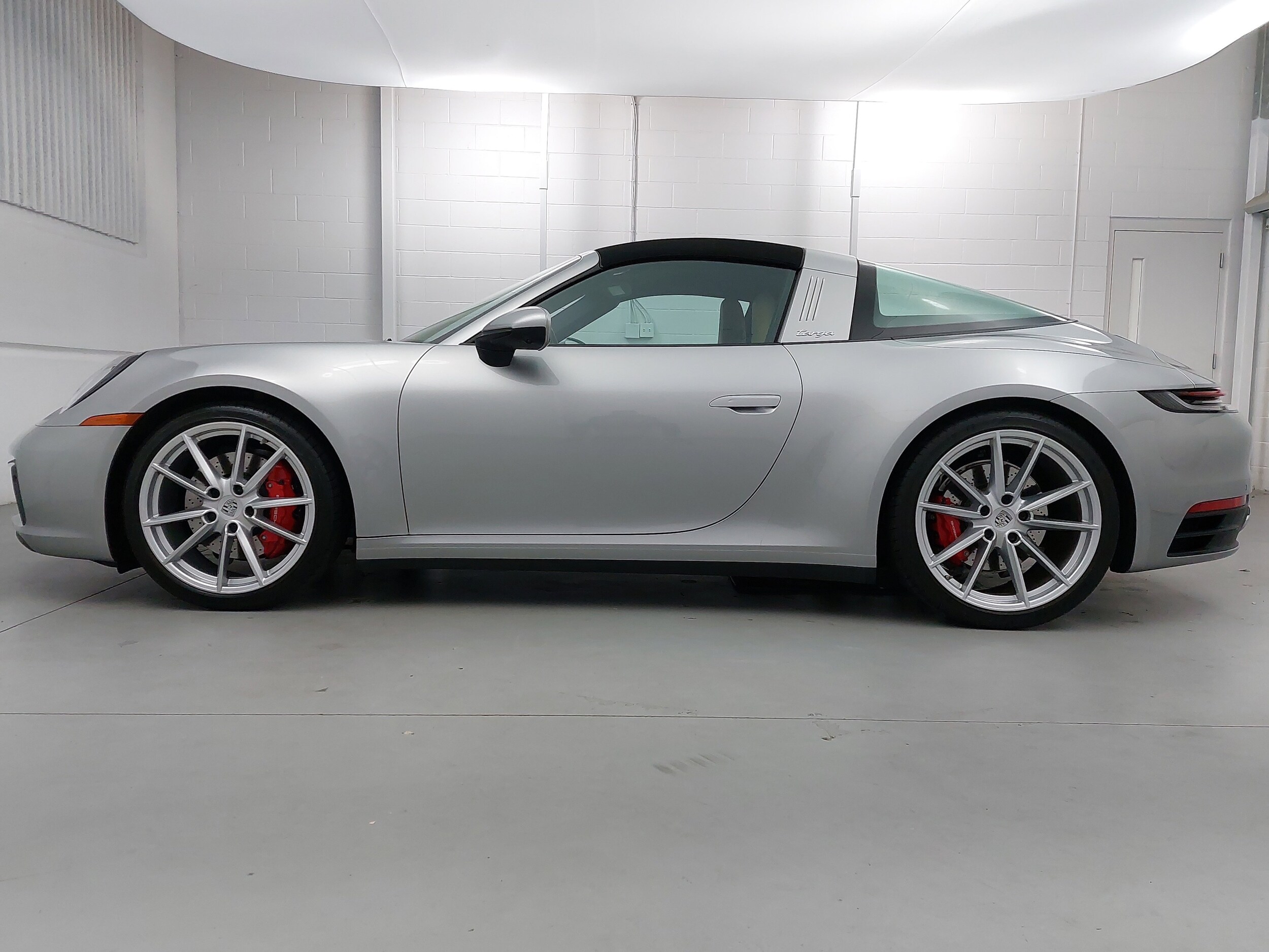 2021 Porsche 911 Targa 4S photo 2