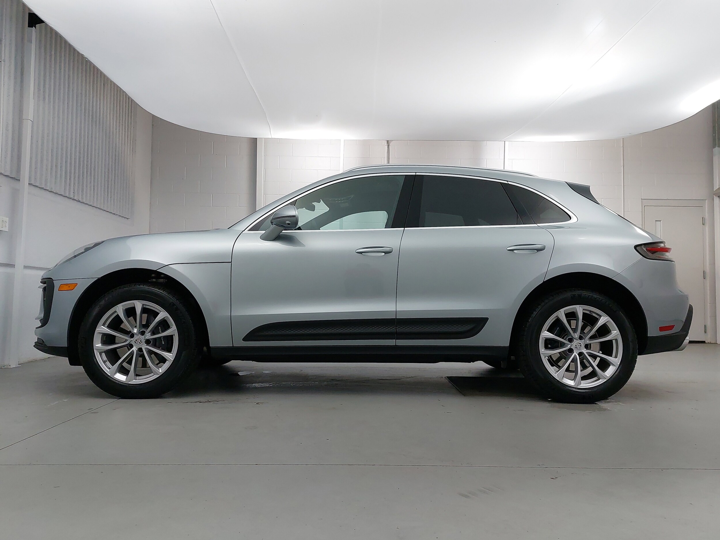 2025 Porsche Macan T photo 2