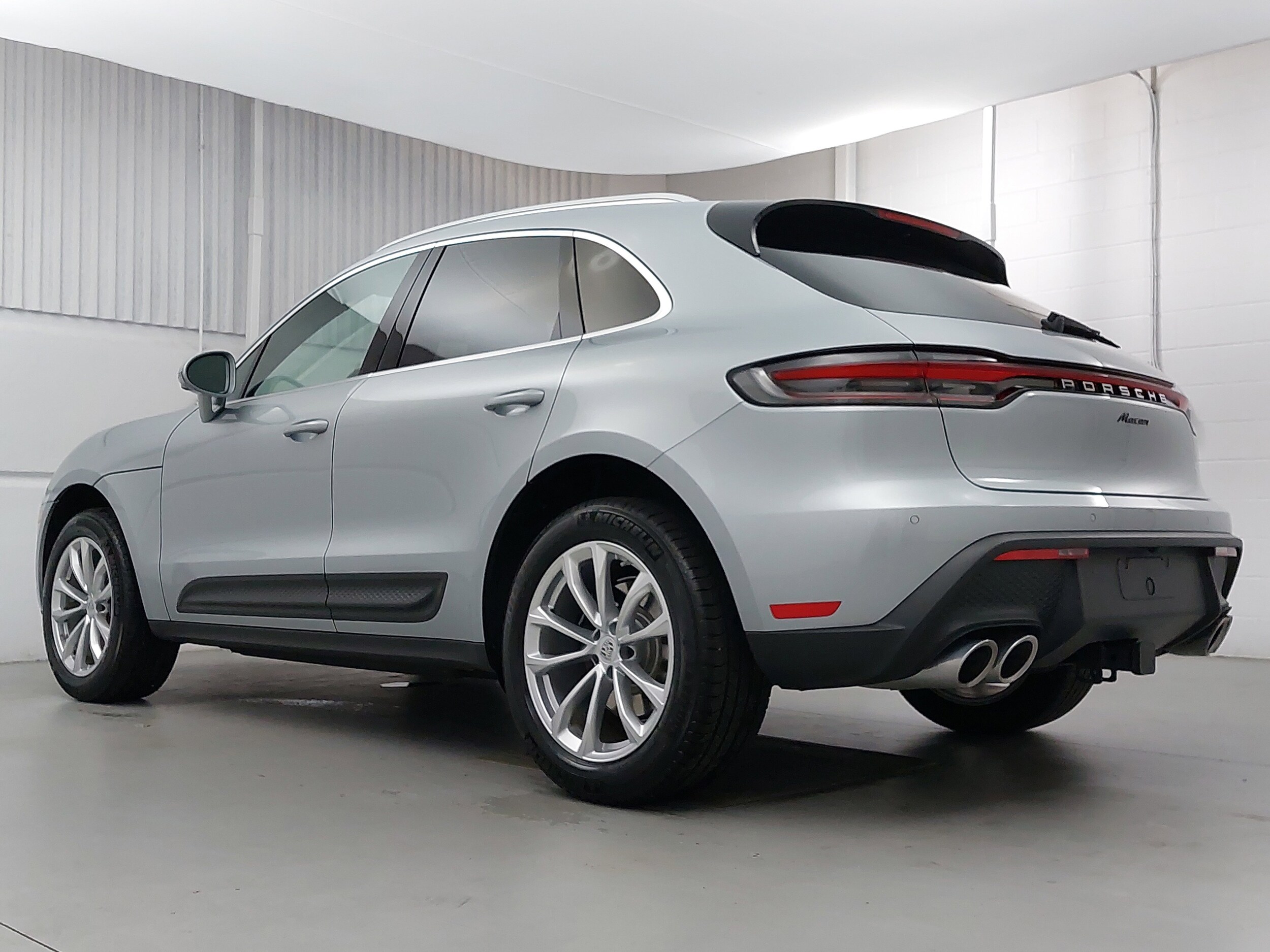 2025 Porsche Macan T photo 3