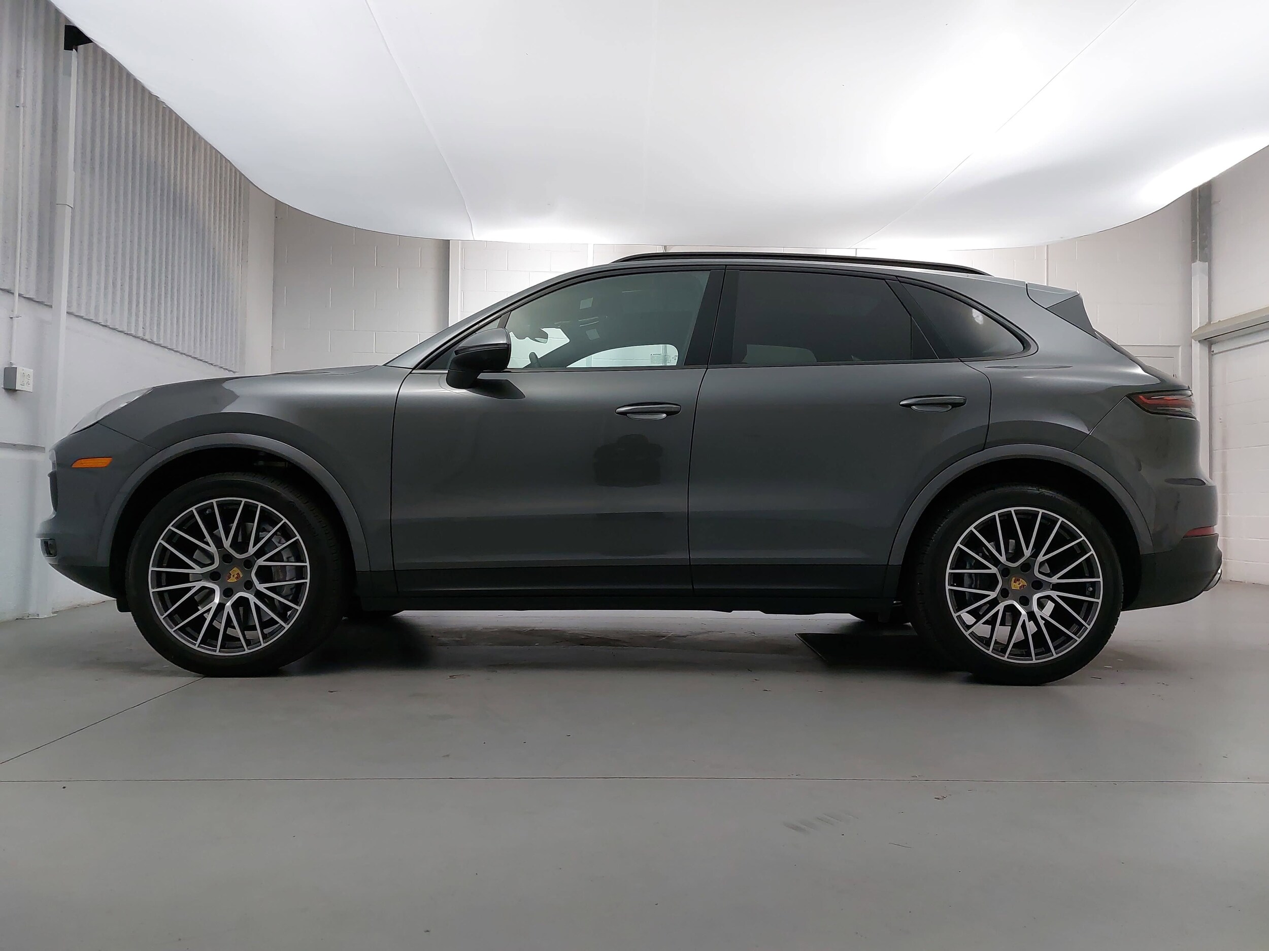 2022 Porsche Cayenne Base photo 2