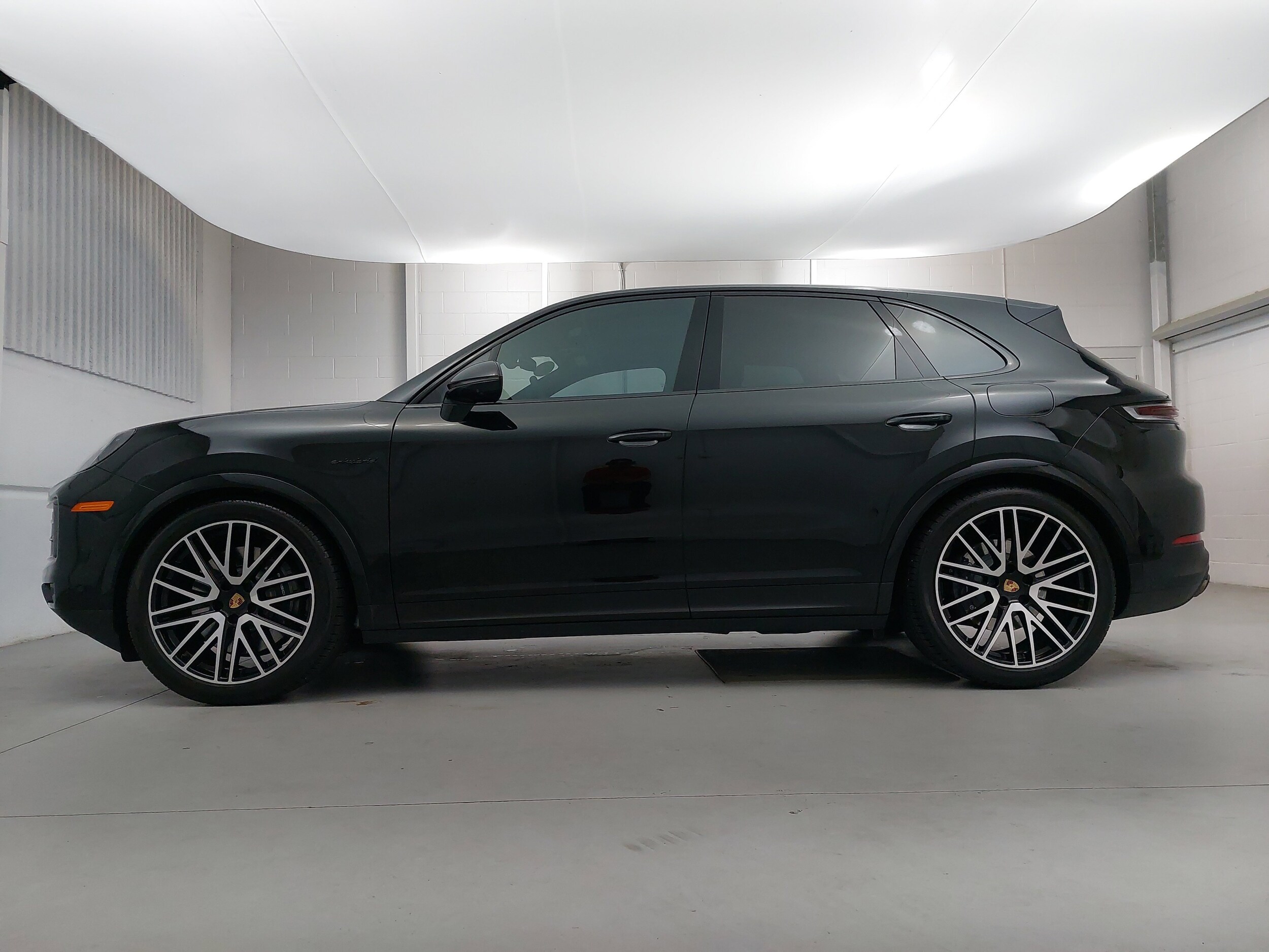 2025 Porsche Cayenne E-Hybrid photo 2