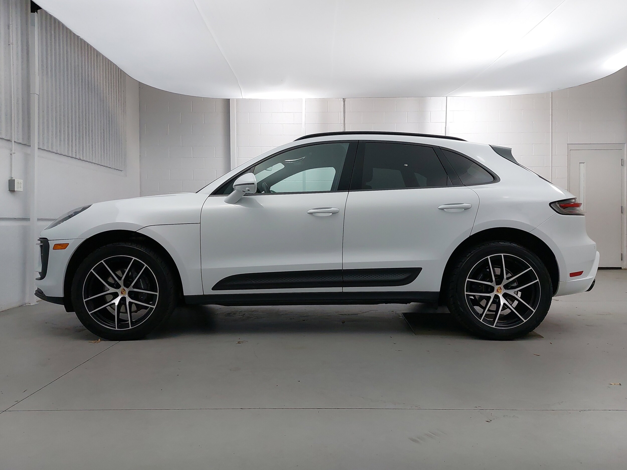 2023 Porsche Macan Base photo 2
