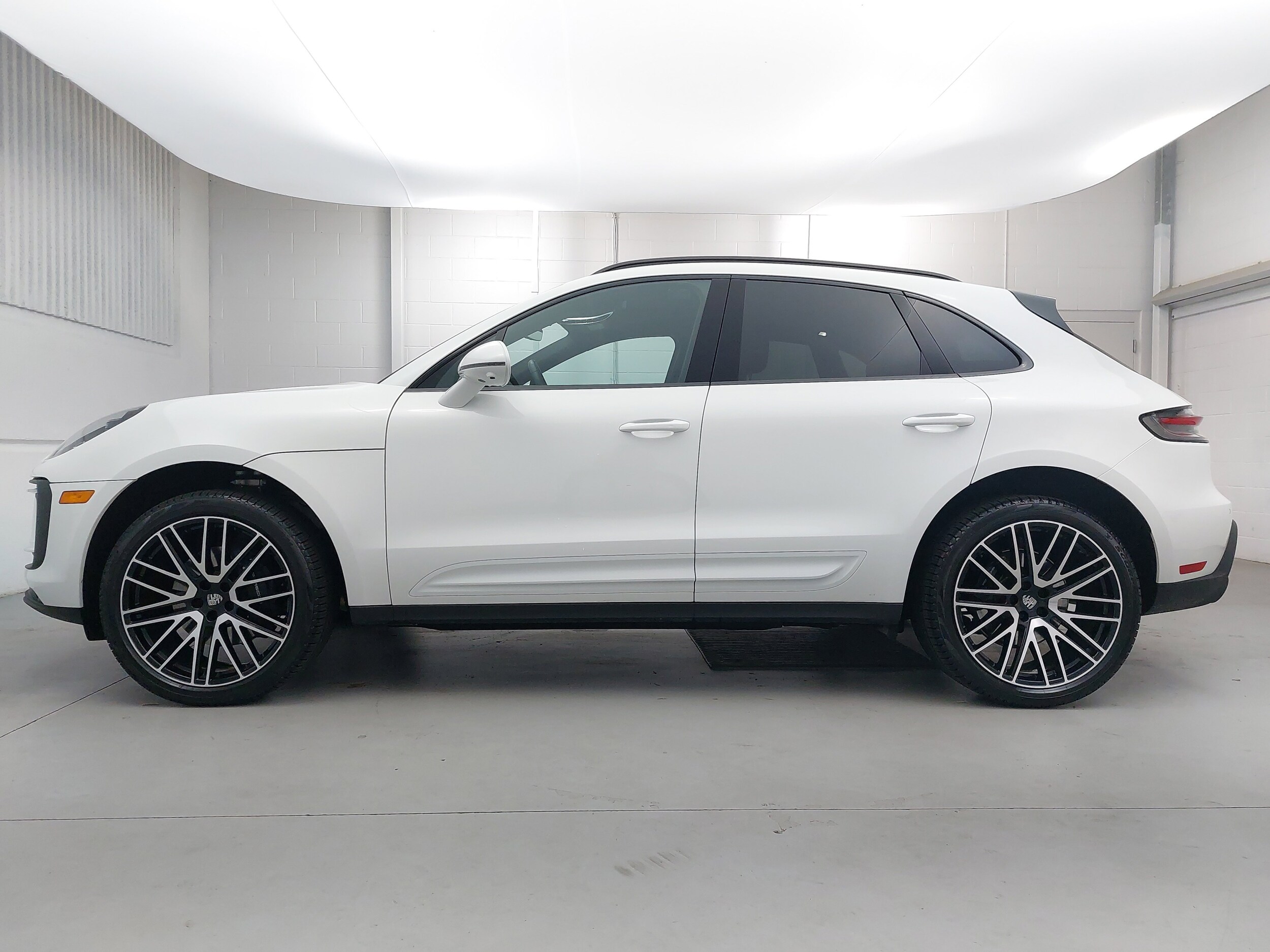 2025 Porsche Macan T photo 2