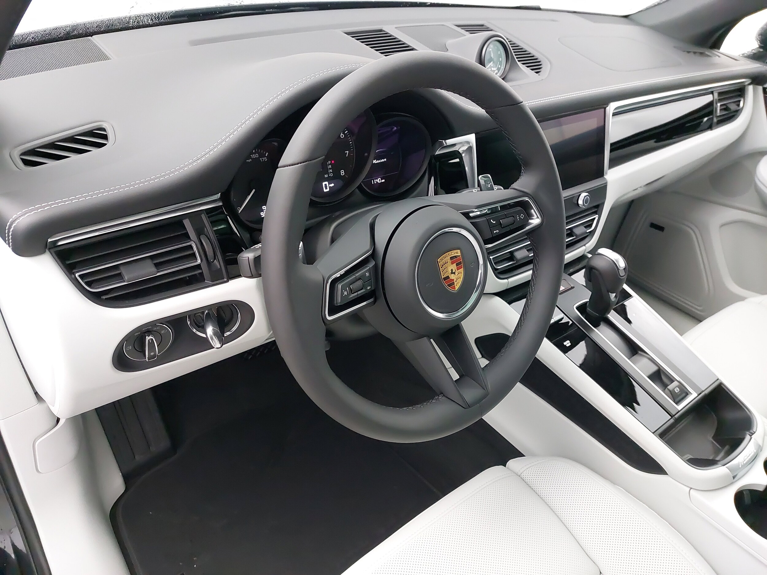 2026 Porsche Macan T photo 4