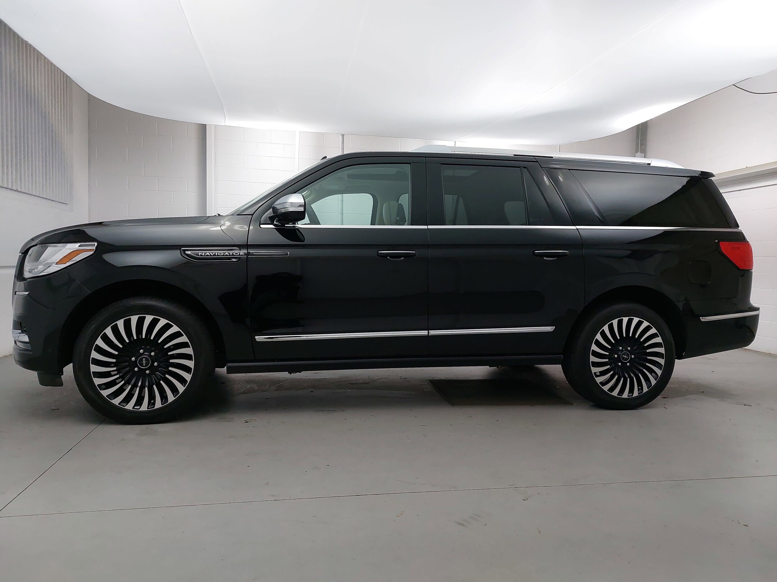 2021 Lincoln Navigator Black Label photo 2