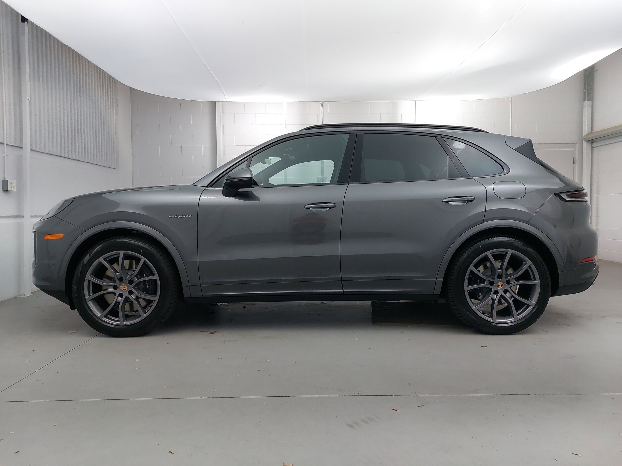 2026 Porsche Cayenne E-Hybrid photo 2