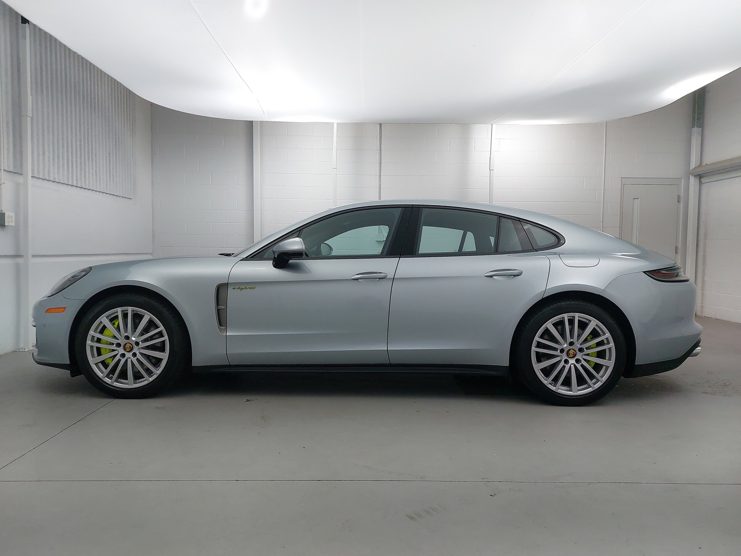 2023 Porsche Panamera E-Hybrid 4 photo 2