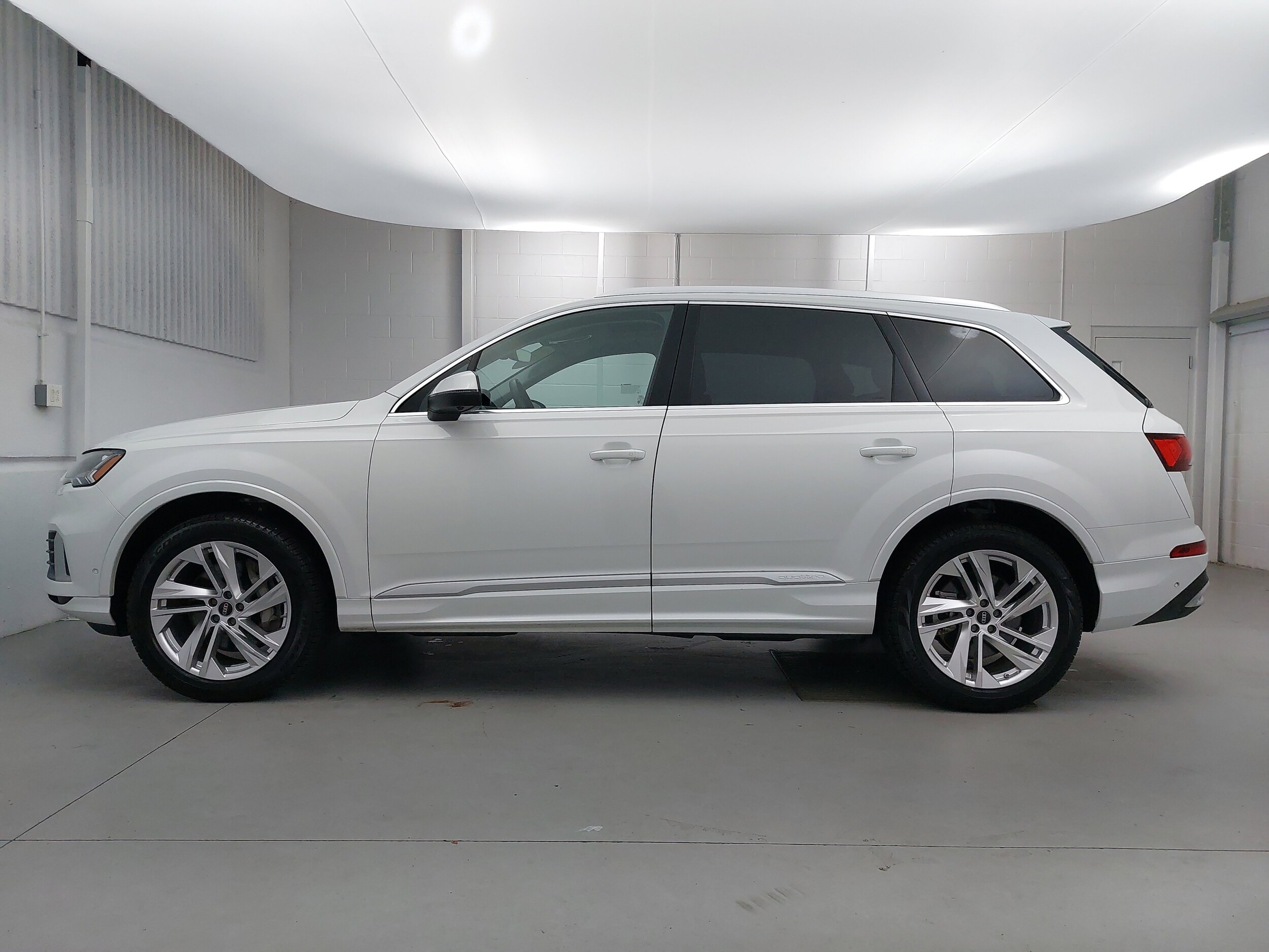 2024 Audi Q7 55 Premium Plus photo 2