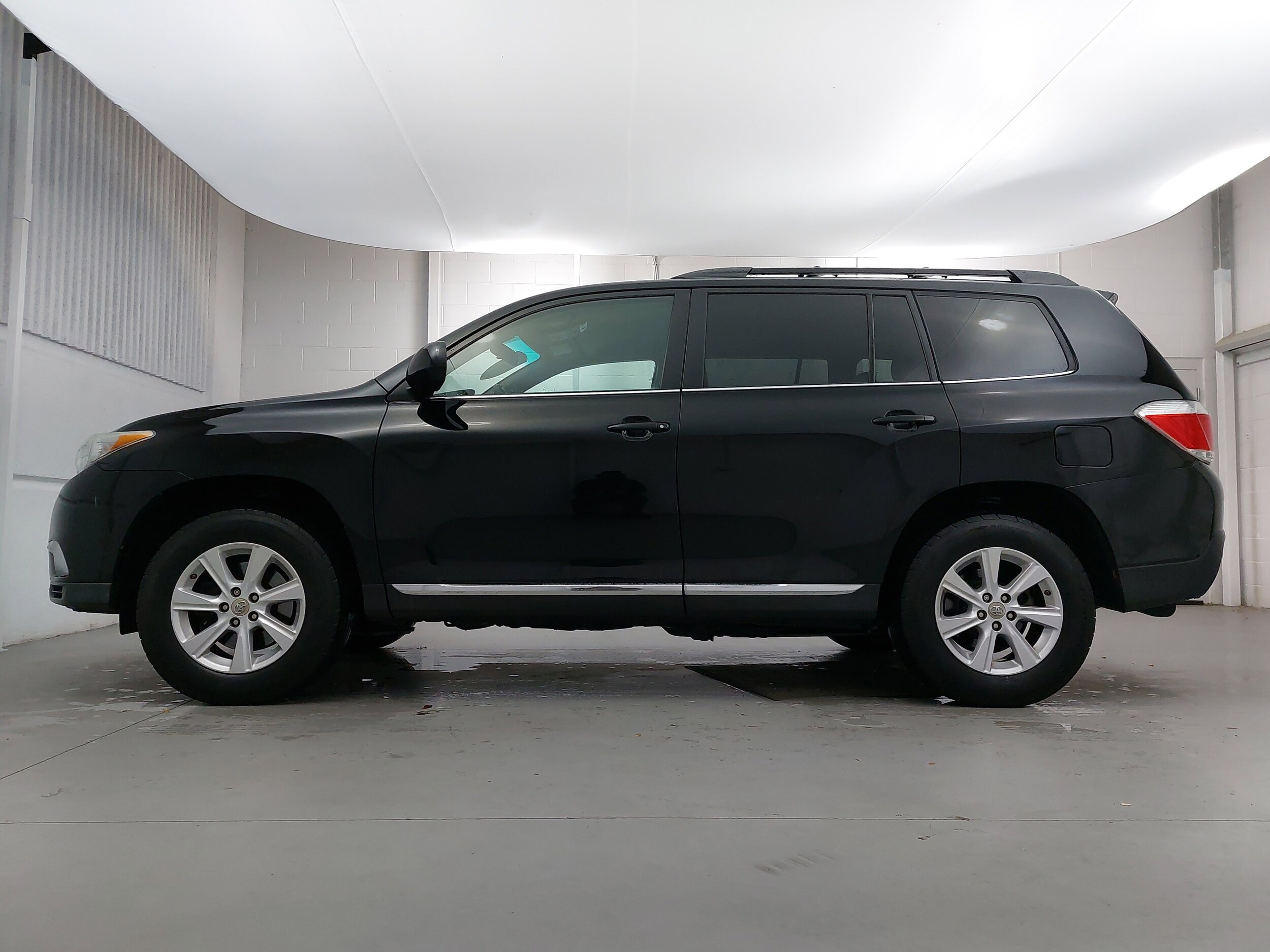 2011 Toyota Highlander SE photo 2