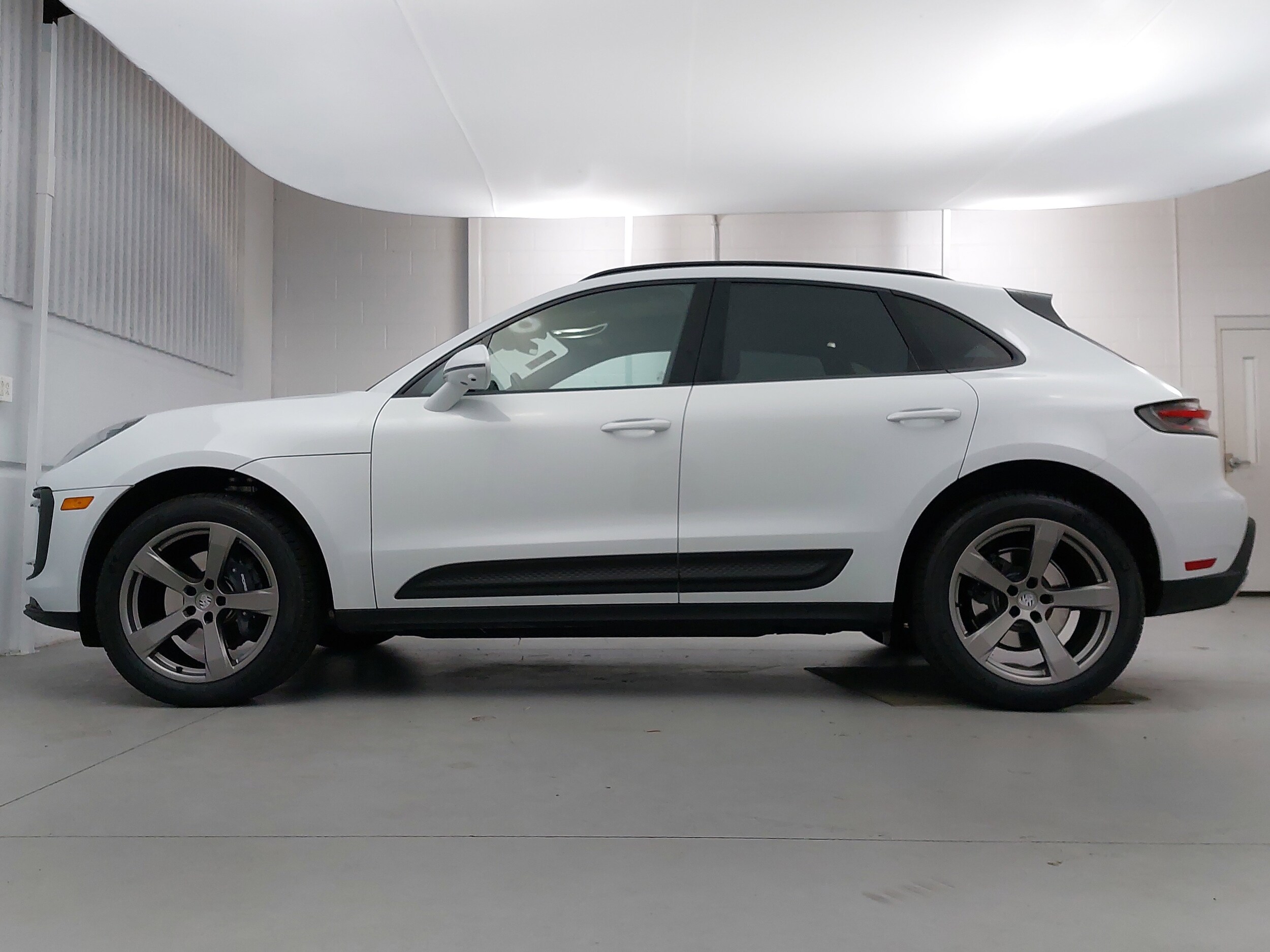 2025 Porsche Macan T photo 2