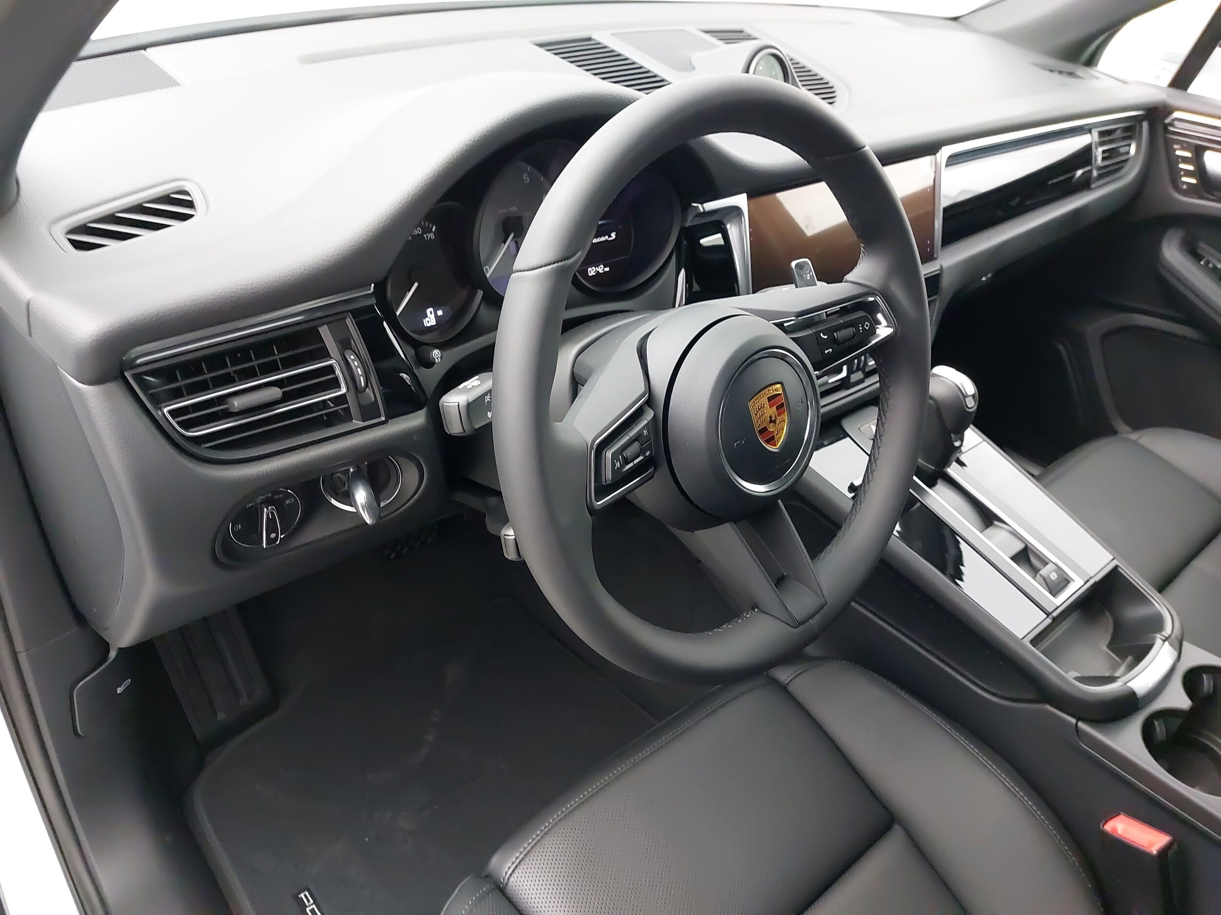 2026 Porsche Macan S photo 4