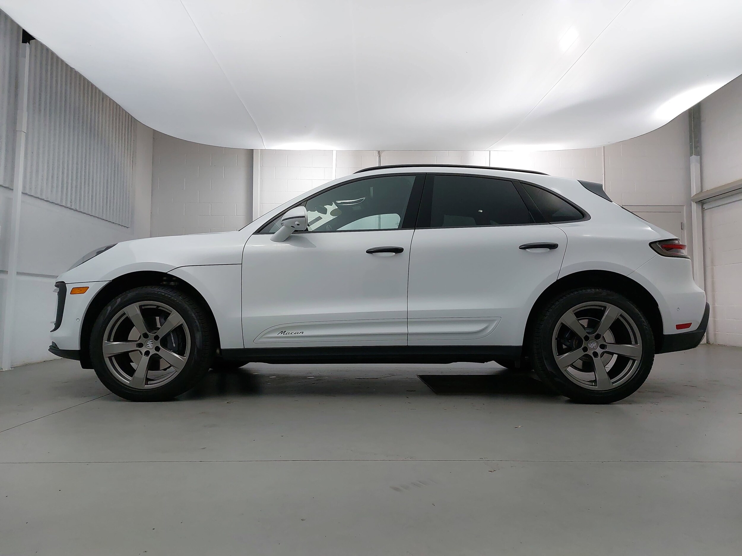 2023 Porsche Macan T photo 2