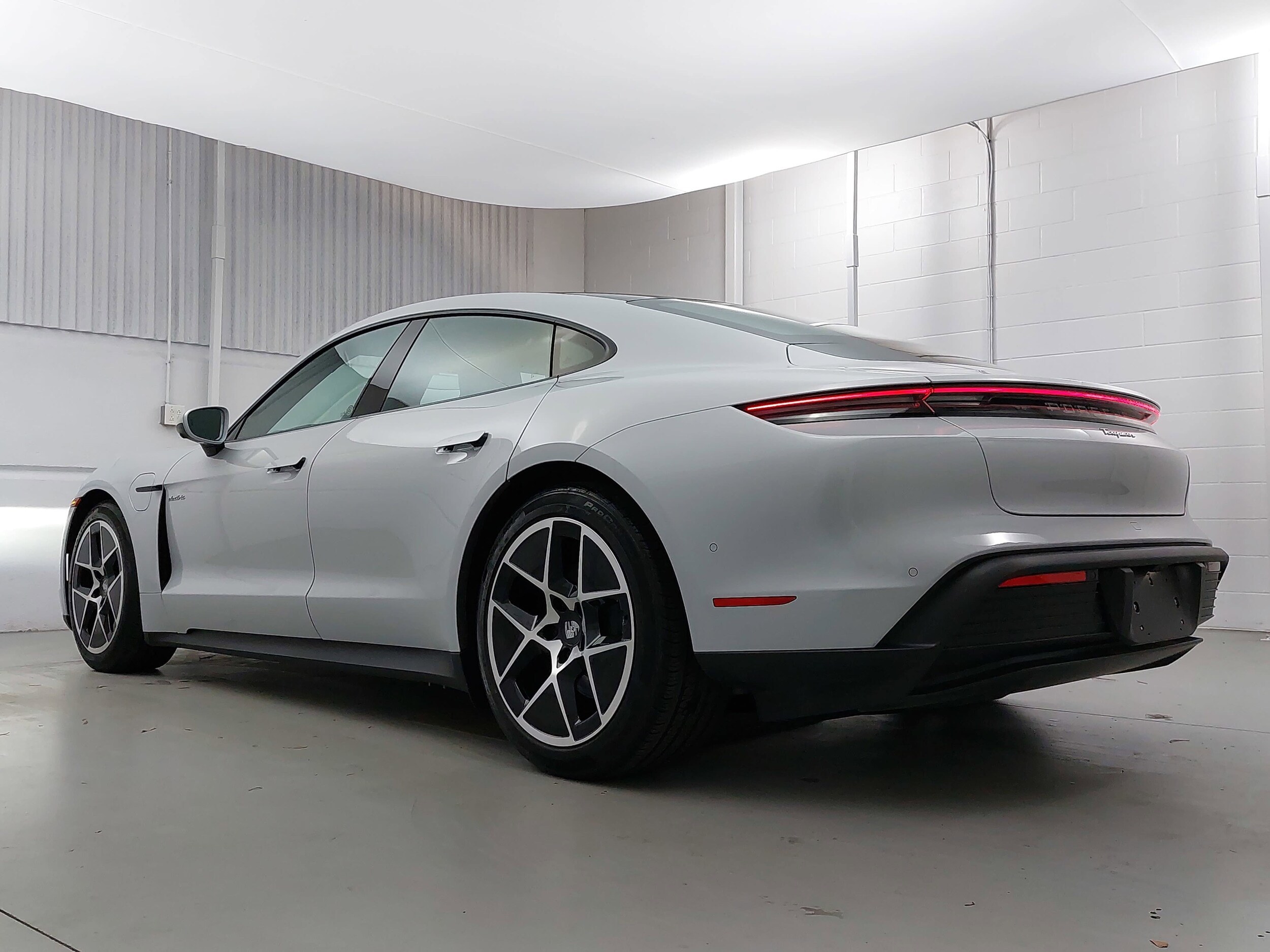 2025 Porsche Taycan photo 3