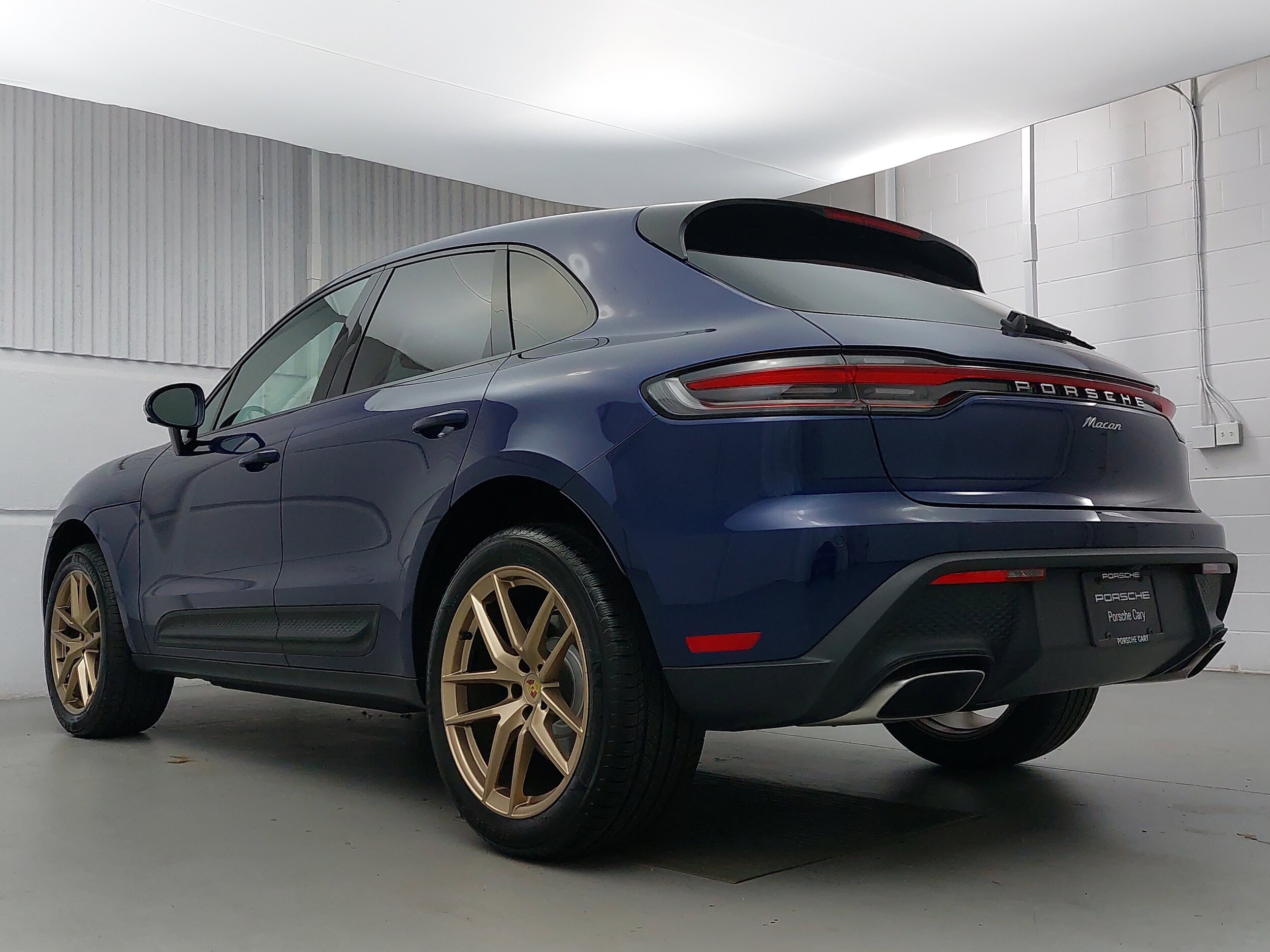 2026 Porsche Macan T photo 2