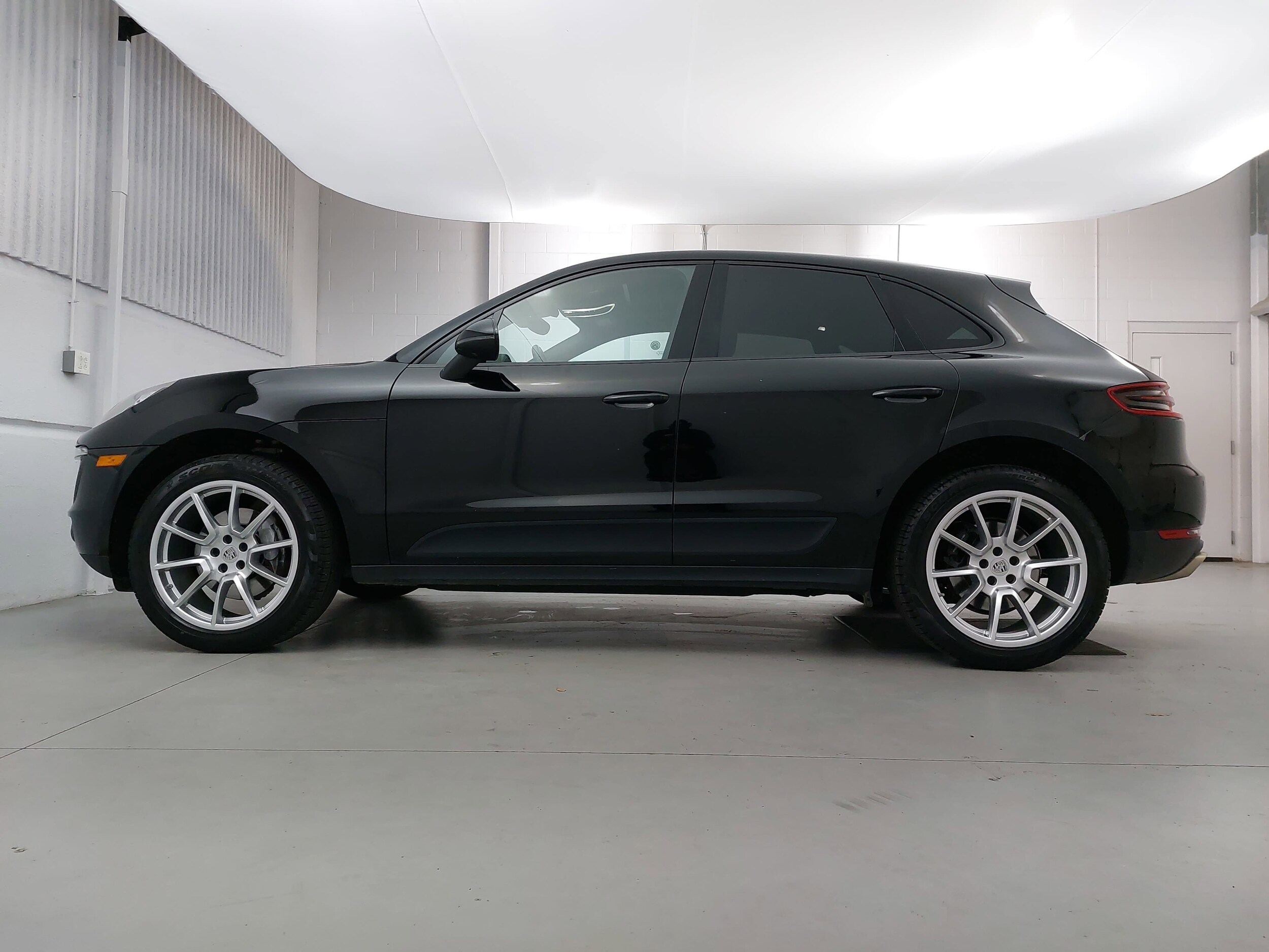 2017 Porsche Macan Base photo 2