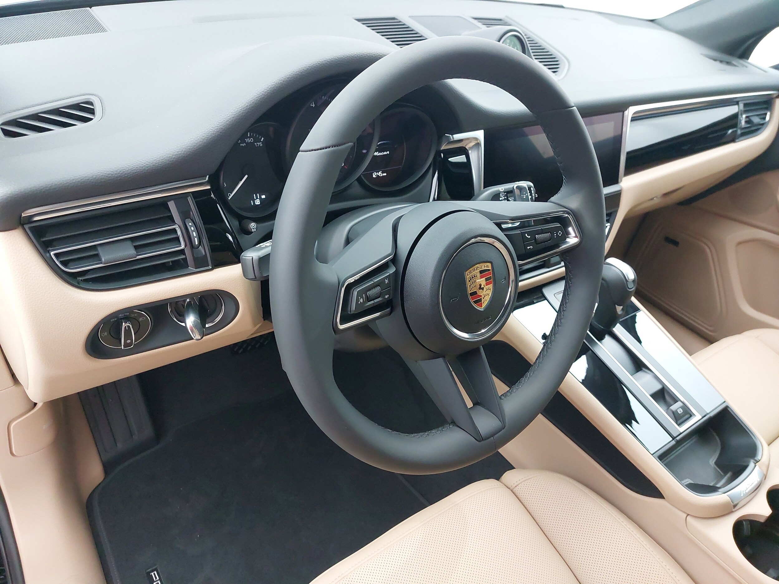 2025 Porsche Macan T photo 4