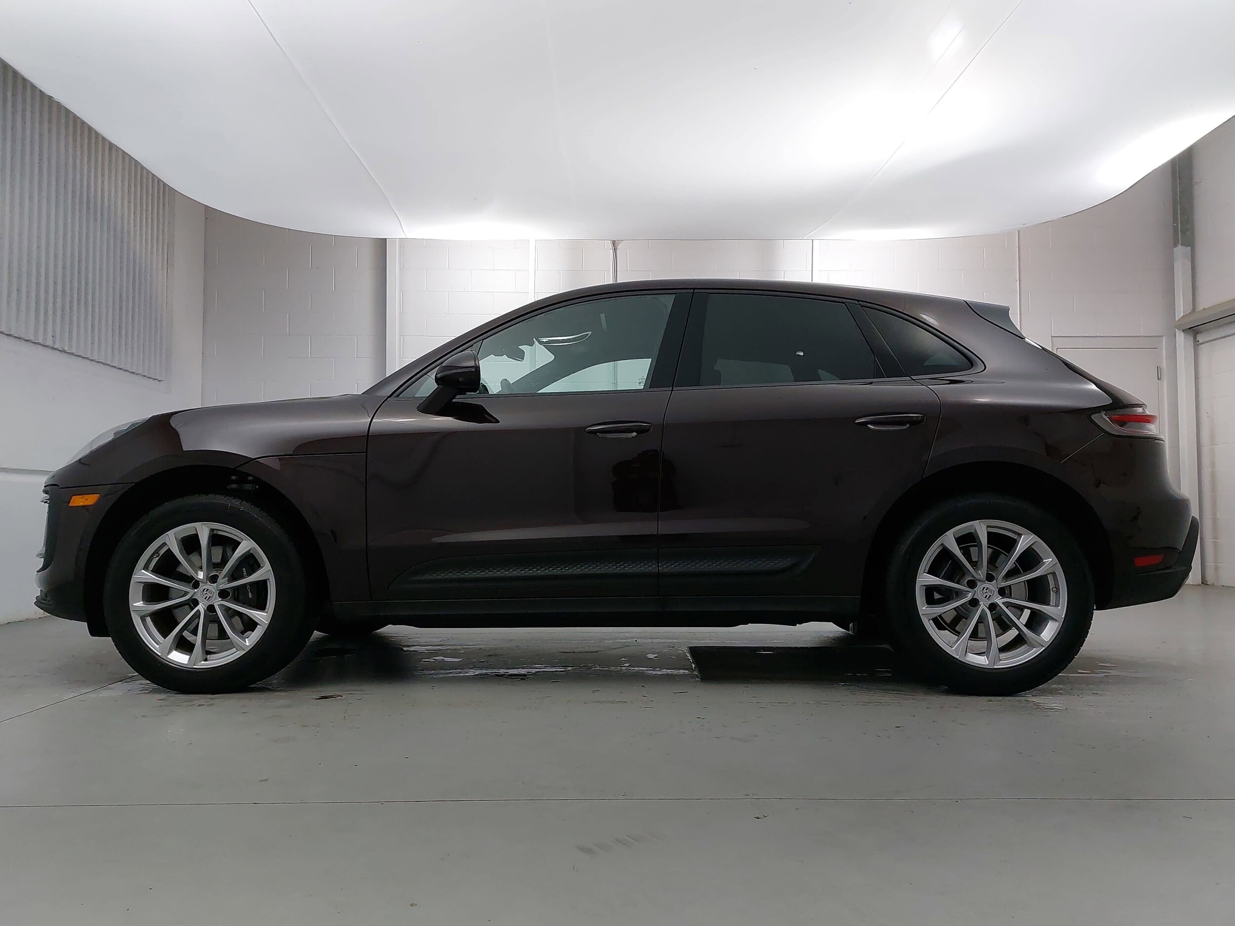 2024 Porsche Macan T photo 2